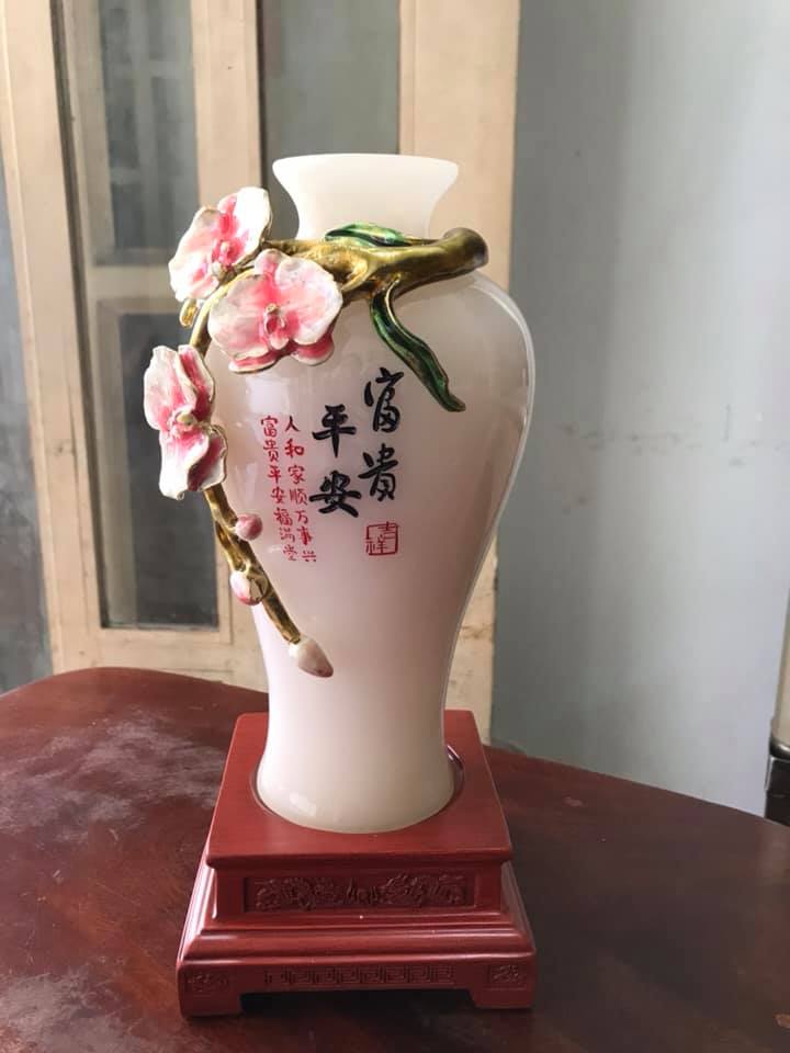 CHIẾC BÌNH PHÚ QUÝ TRẮNG TINH TRẠM CÀNH HOA ĐÀO ĐẦY BÔNG QUÁ ĐẸP SIZE VỪA CAO 28CM X ĐK 12CM ĐẾ GỖ TRƯNG TRONG NHÀ CÔNG TY BIỂU TƯỢNG CHO SỰ BÌNH AN GIÀU SANG PHÚ QUÝ HỢP MỆNH KIM MỆNH THỦY