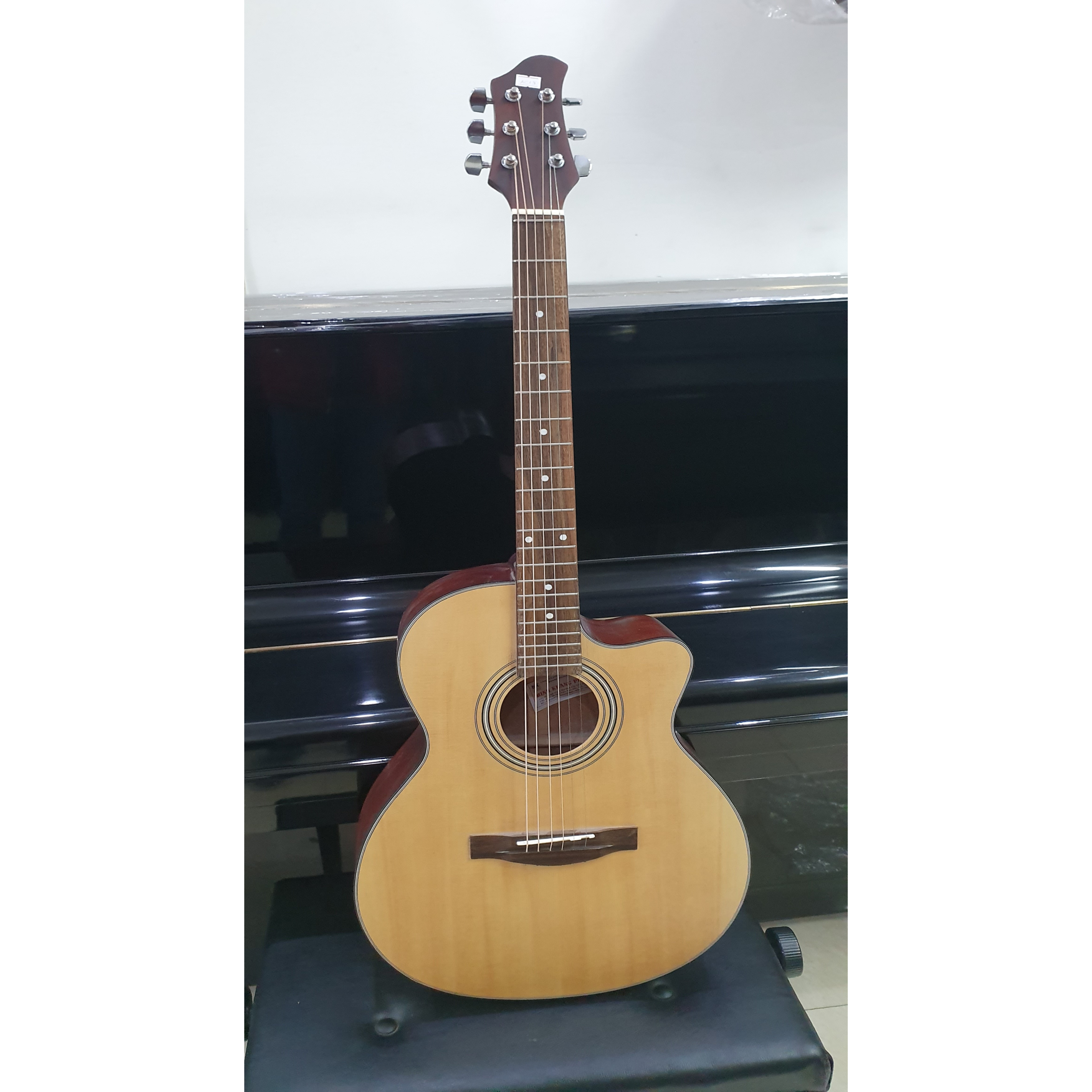 Đàn guitar Acoustic thùng eo MCAC135, size 4, vân gỗ, kèm bao da, 1 bộ dây ,