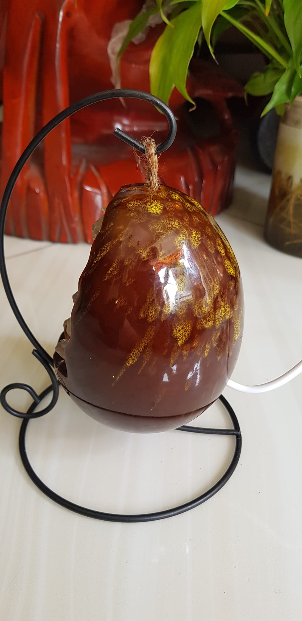 Miếng thạch anh Vàng tự nhiên hốc sâu có đế kiểu có đèn điện công dụng hút tài lộc cả chân Cao 16cm đk 12cm miếng Vàng cao 10cm đk 8cm Anh Chị để bàn trang trí nhà bàn thờ Thần Tài và treo trong phòng làm đèn ngủ may mắn màu Vàng Anh thật sự rất tốt đẹp ạ