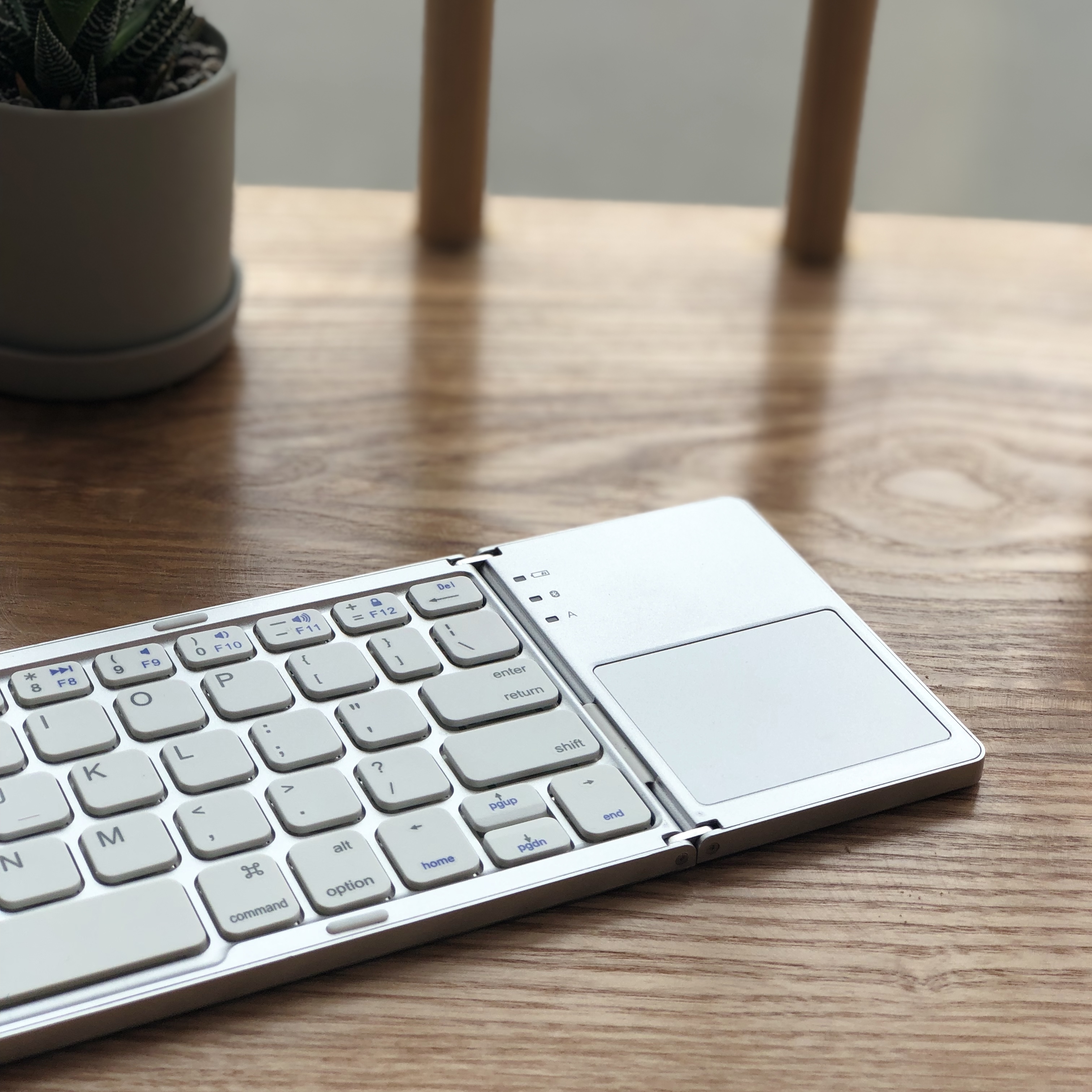 Bàn Phím Mini Keyboard Gập Gọn Bluetooth Kèm Touchpad - Hàng Chính Hãng