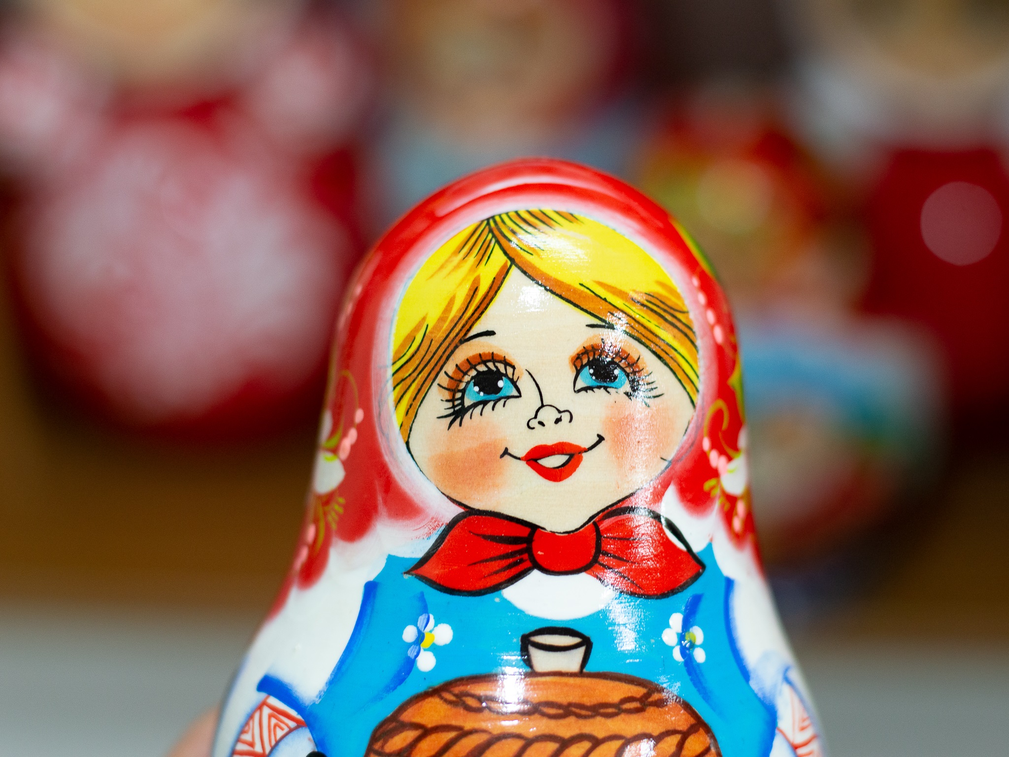 BÚP BÊ LẬT ĐẬT GỖ HOA VĂN "CÔ BÉ MỜI BÁNH MỲ" CAO 16CM