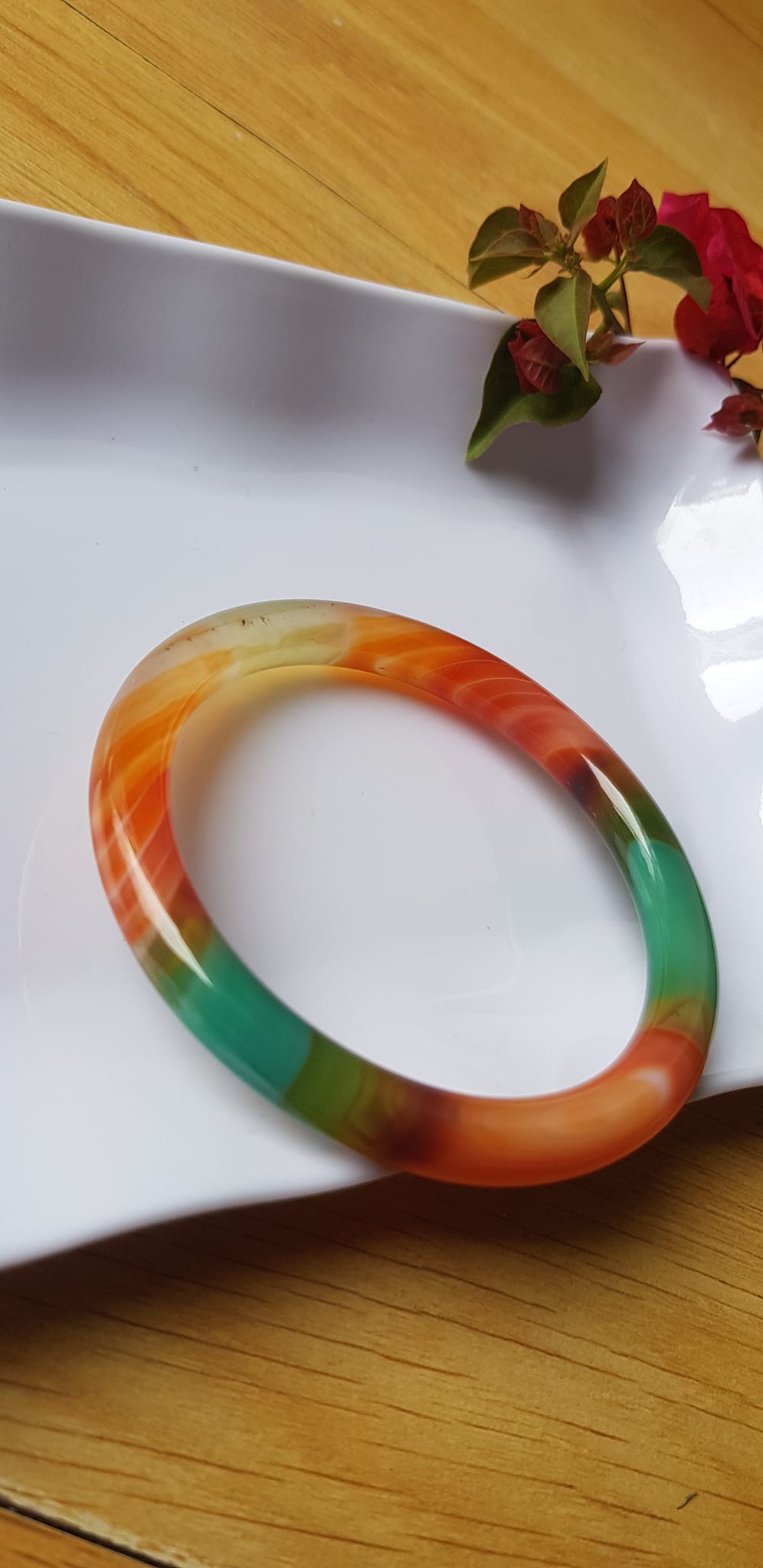 Vòng tay đá mã não tứ quý mới đỏ cam xanh dương xanh lá cam trắng vân sọc xéo xéo rất đẹp Vòng Ni 59mm x cọng 7,8mm Nữ 58kg - 70kg đeo Món quà tặng nữ ý nghĩa ạ