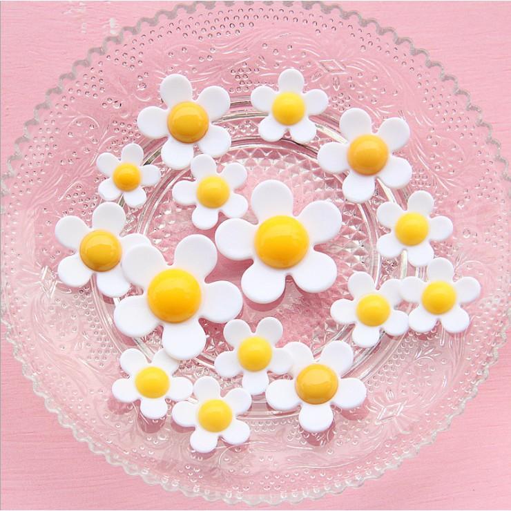 HN * Mẫu charm cúc họa mi Daisy cánh trắng nhụy vàng cho các bạn trang trí ốp điện thoại, kẹp ghim áo, DIY