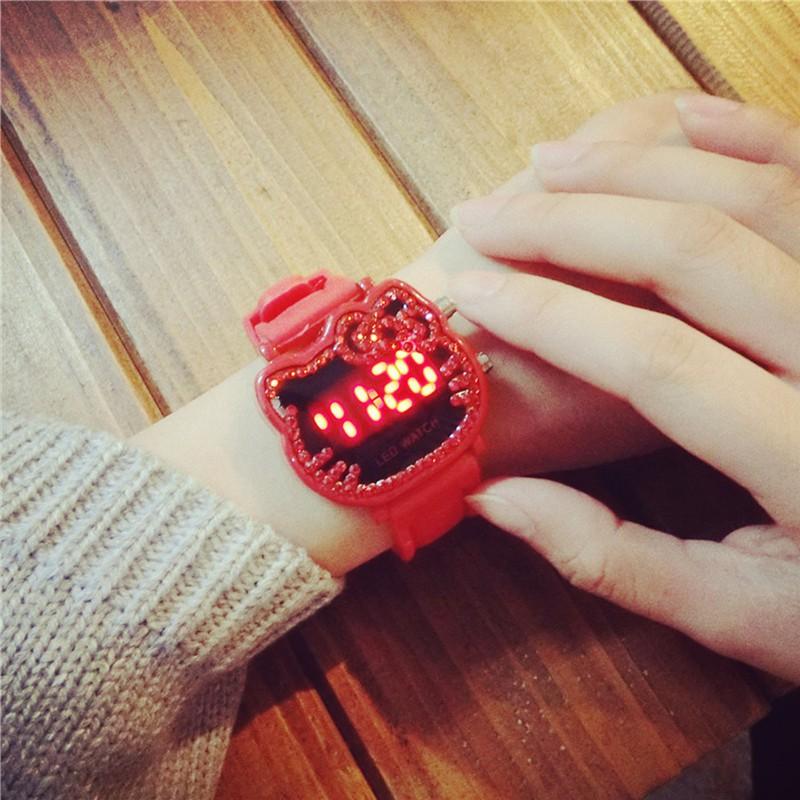 Đồng hồ Hello Kitty dễ thương có đèn LED