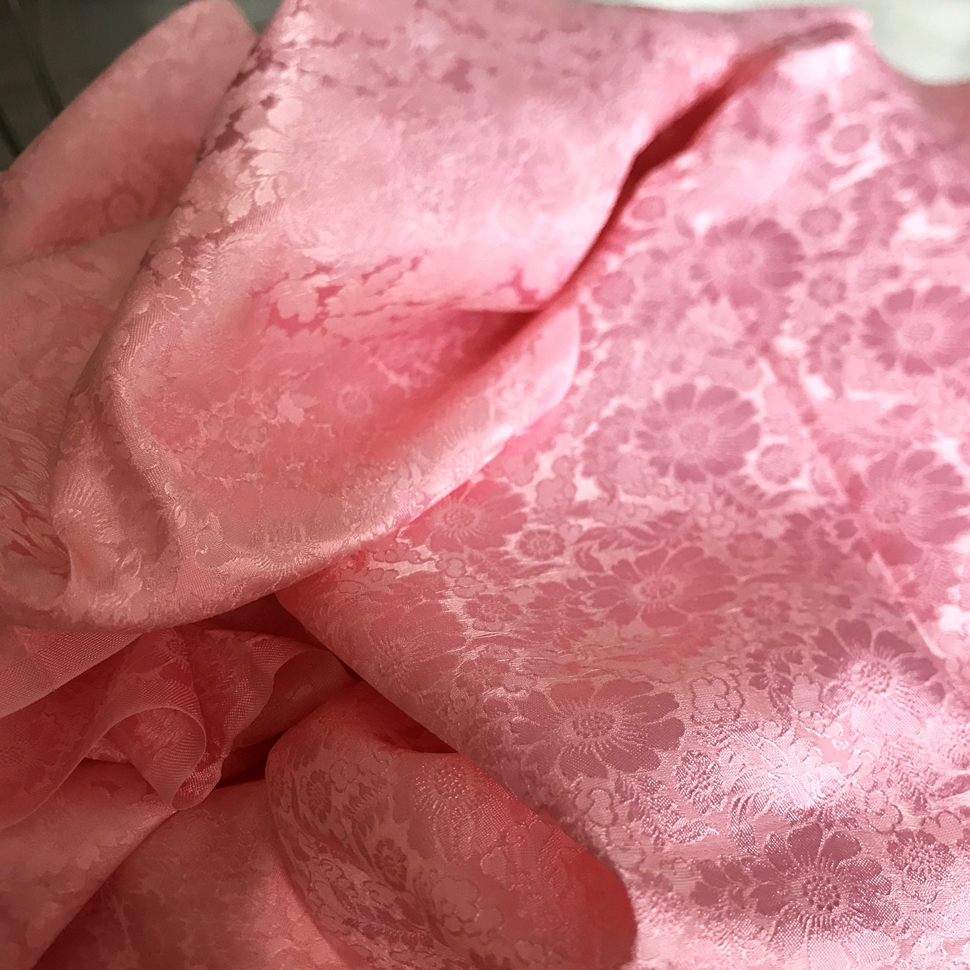 Vải Lụa Tơ Tằm Palacesilk hoa cúc màu hồng phấn may áo dài, nhuộm thủ công, phơi căng khung, #mêm#mượt#nhẹ, khổ rộng 90cm