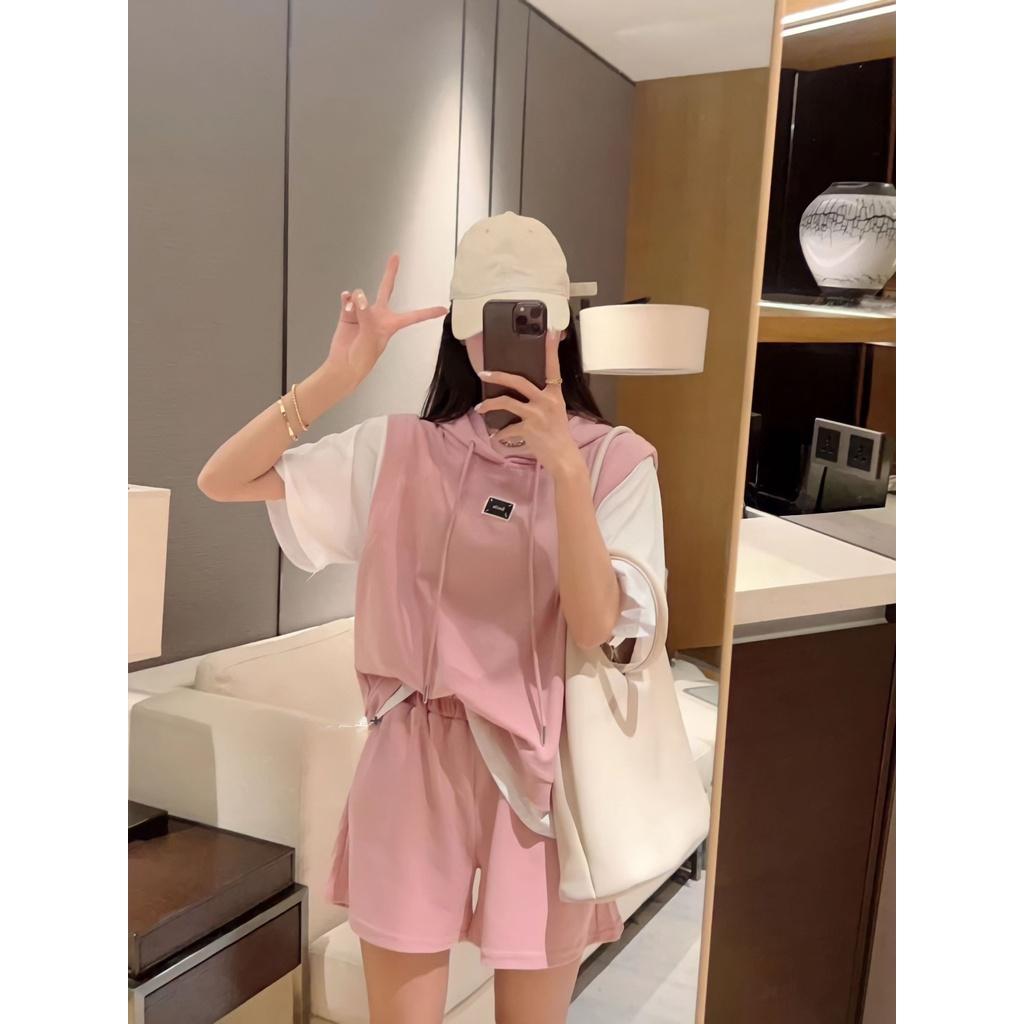 Bộ Áo Thun Layer Kèm Mũ Logo Ngực Kèm Quần Short Hồng