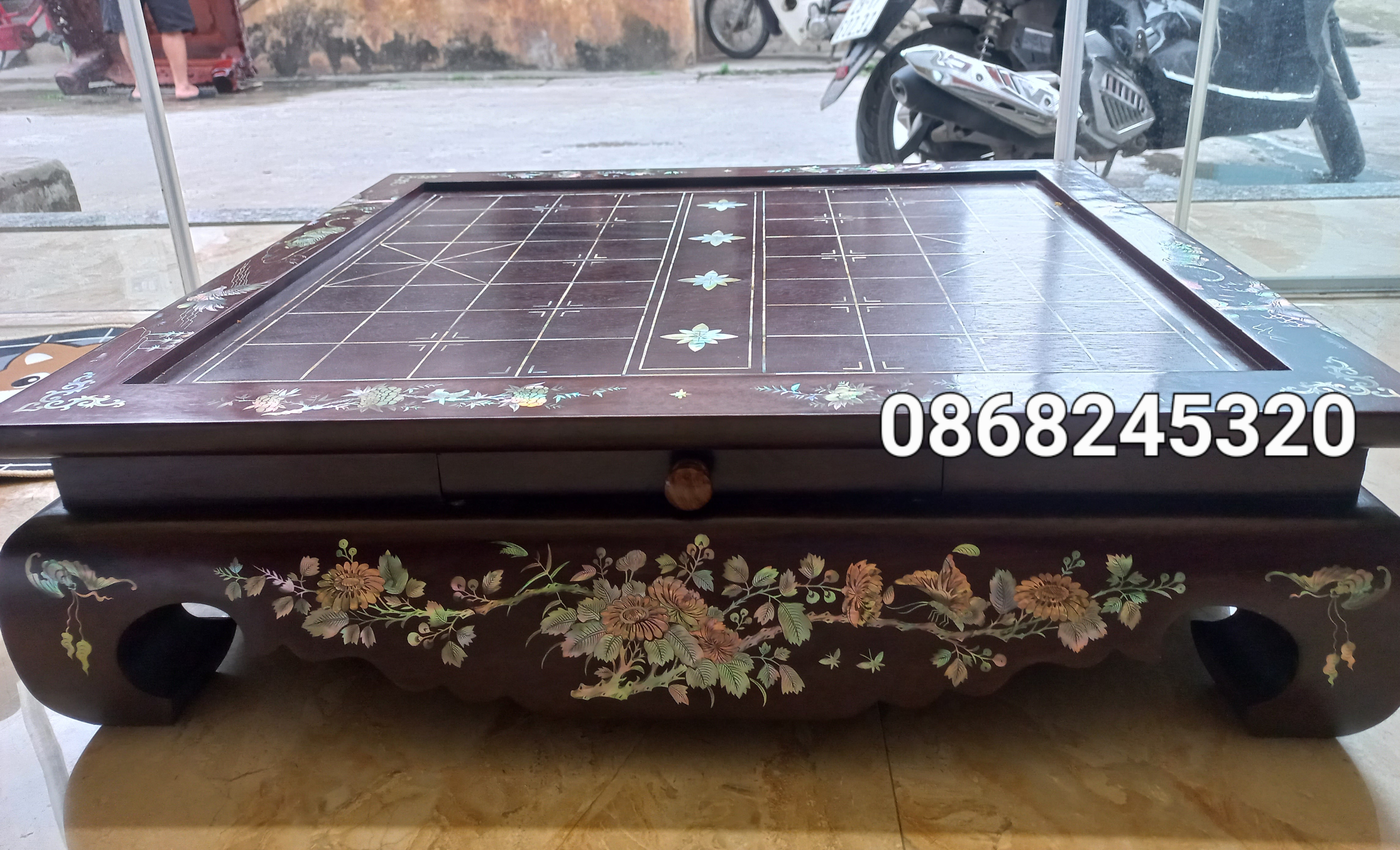 BÀN CỜ TƯỚNG GỖ GÕ KHẢM ỐC KẾT HỢP VỎ BÀO NGƯ XANH ĐỎ KT 60×70×20CM