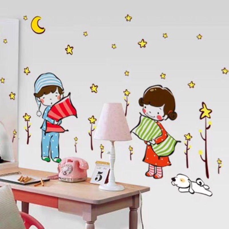 Decal dán tường trăng sao và bé ôm gối