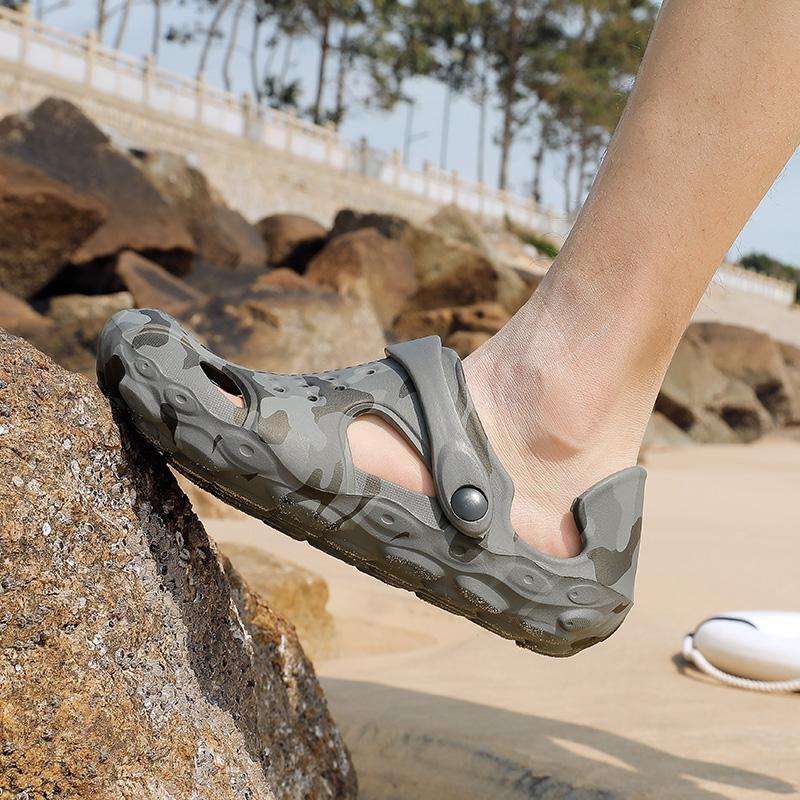Thương Hiệu Mùa Hè Nam Guốc Xăng Đan Thả Vận Chuyển Đi Biển Dép Nam Nam Giày EVA Mùa Hè Giày Người Size Lớn vườn Clog Color: Black Shoe Size: 10