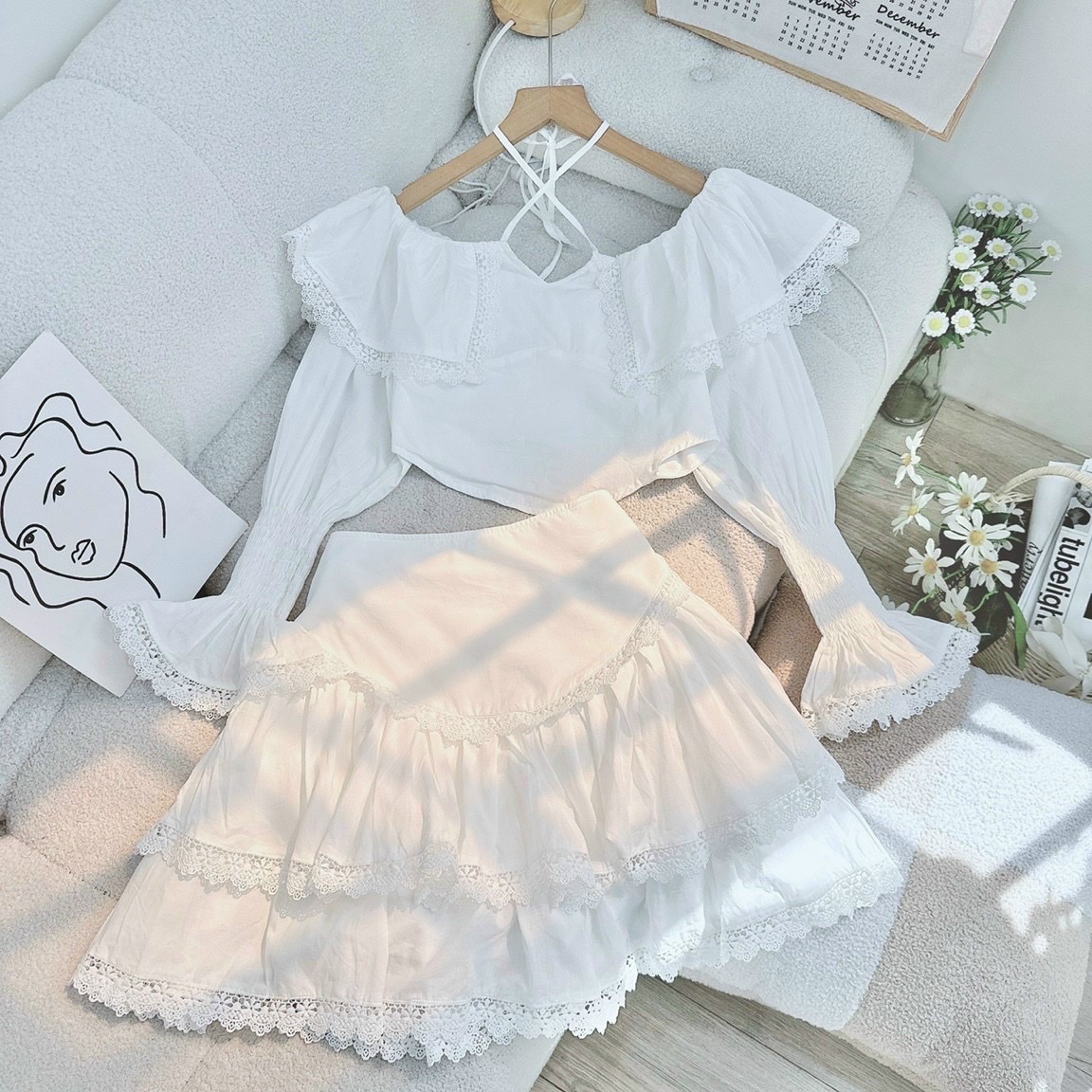 ĐẦM SET CHÂN VÁY NGẮN XÒE XẾP LY TẦNG + ÁO CROPTOP DÂY CỔ YẾM TRỄ VAI TAY DÀI BỒNG REN TRẮNG ÔM EO BODY SUÔNG TRƠN DẠO PHỐ DỰ TIỆC ĐI BIỂN