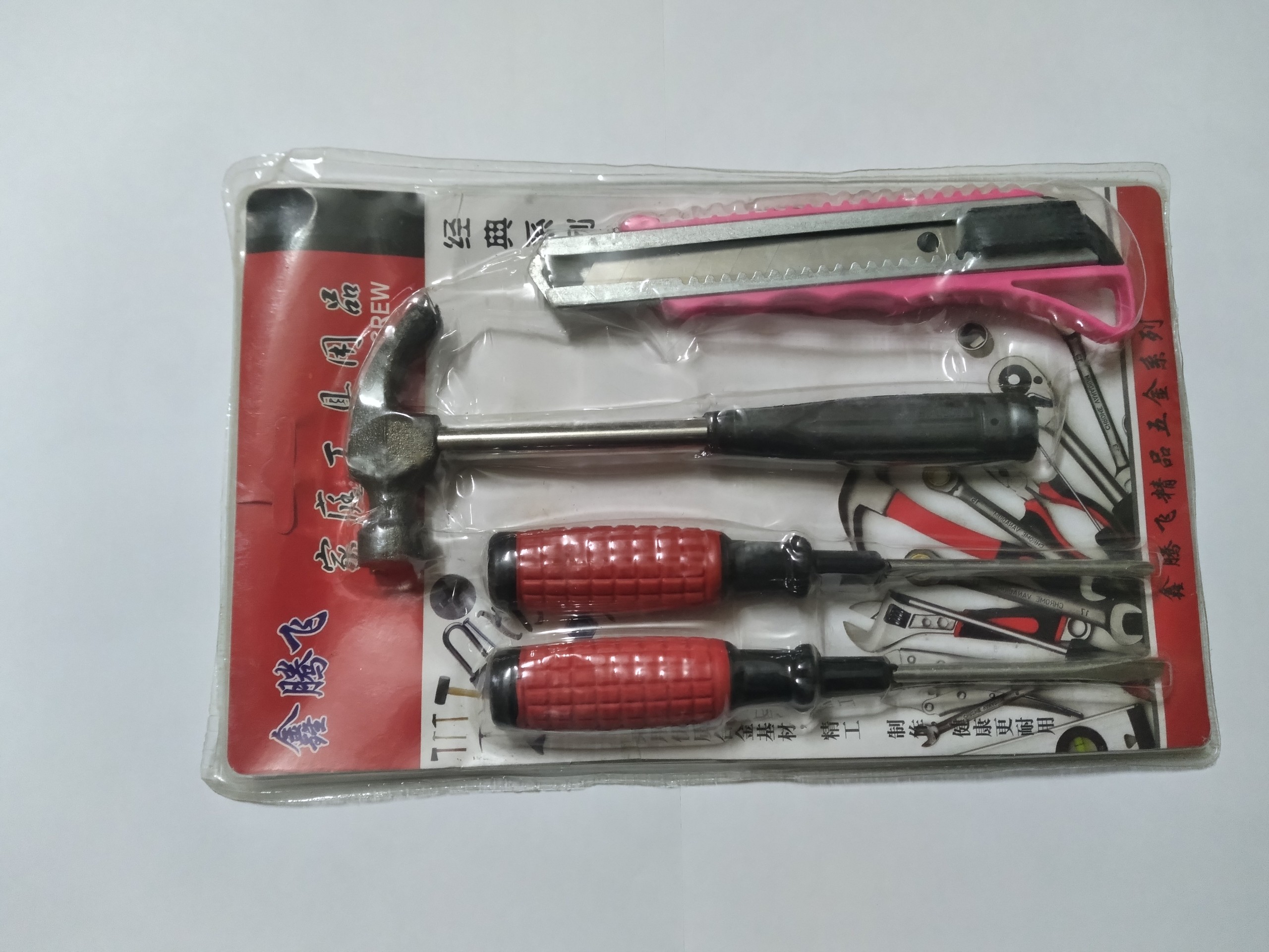 Bộ dụng cụ gồm : 1 búa + 1 tô vít 2 cạnh + 1 tô vít 4 cạnh và 1 dao dọc giấy