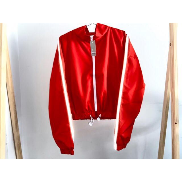 Áo khoác dù nữ kiểu croptop tay phát sáng