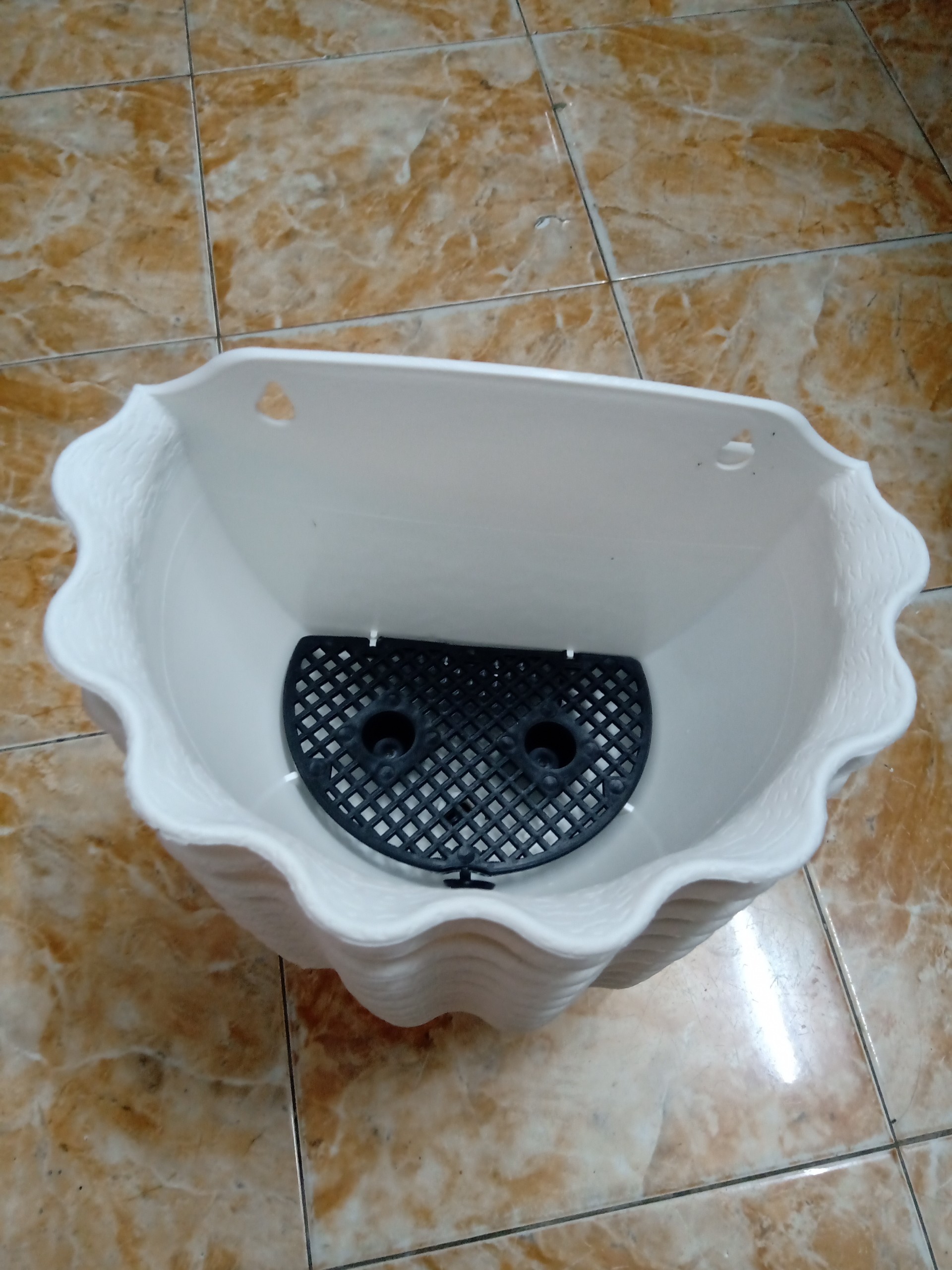 CHẬU TRỒNG CÂY ỐP TƯỜNG HÌNH BÁN NGUYỆT MÀU TRẮNG