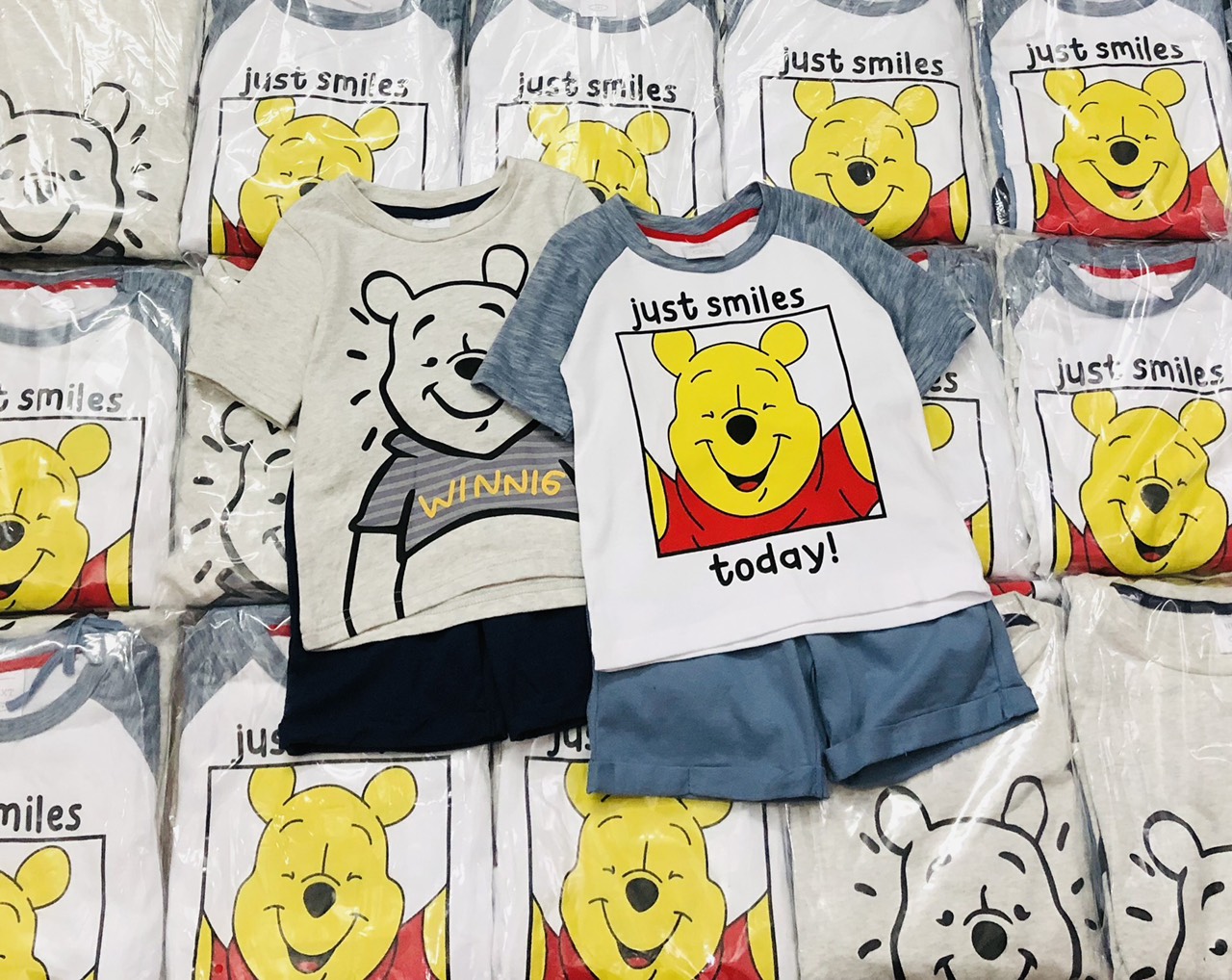 Set 2 bộ Pooh Next cho bé trai rất đẹp, chất cotton mềm mịn mặc rất thích. Hình in sắc nét, Size : 2-8 tuổi
