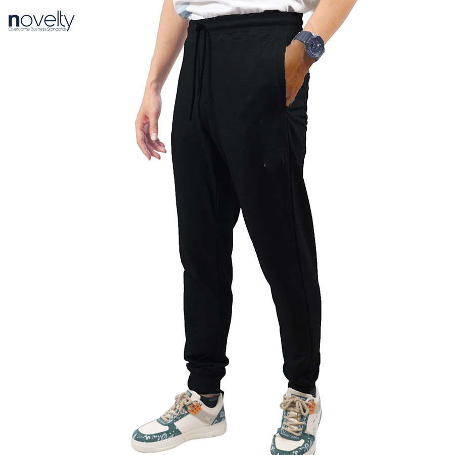 Quần jogger nam Novelty Regular fit trơn đen NQGMMDMT3R230543Q