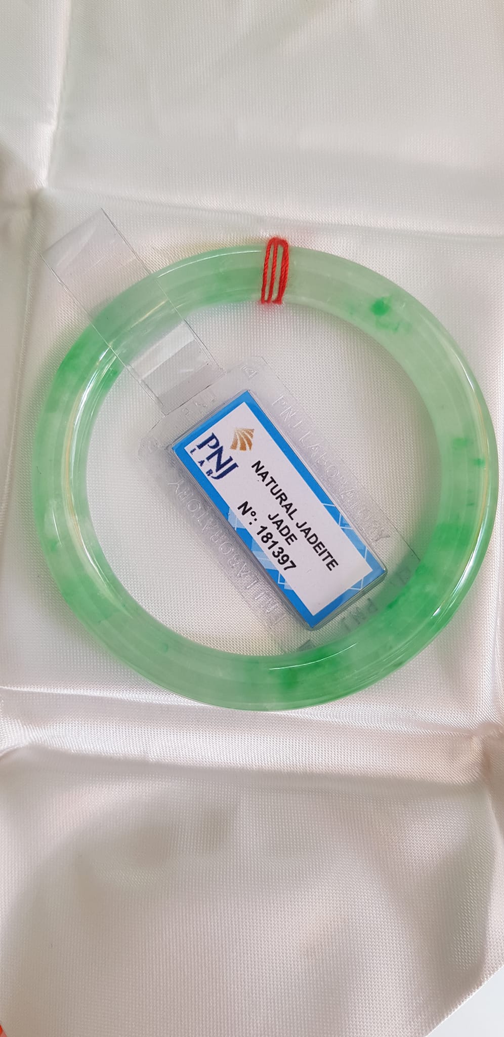 Vòng Cẩm Thạch tự nhiên T Lý Rơi Sao 52mm x cọng 8mm Vòng kiểm định Natural Jadeite Jade P No 181397 màu Xanh ngọc nhẹ trắng điểm xanh lý trong bóng đều đẹp sang lắm luôn nữ 50kg - 55kg đeo ạ