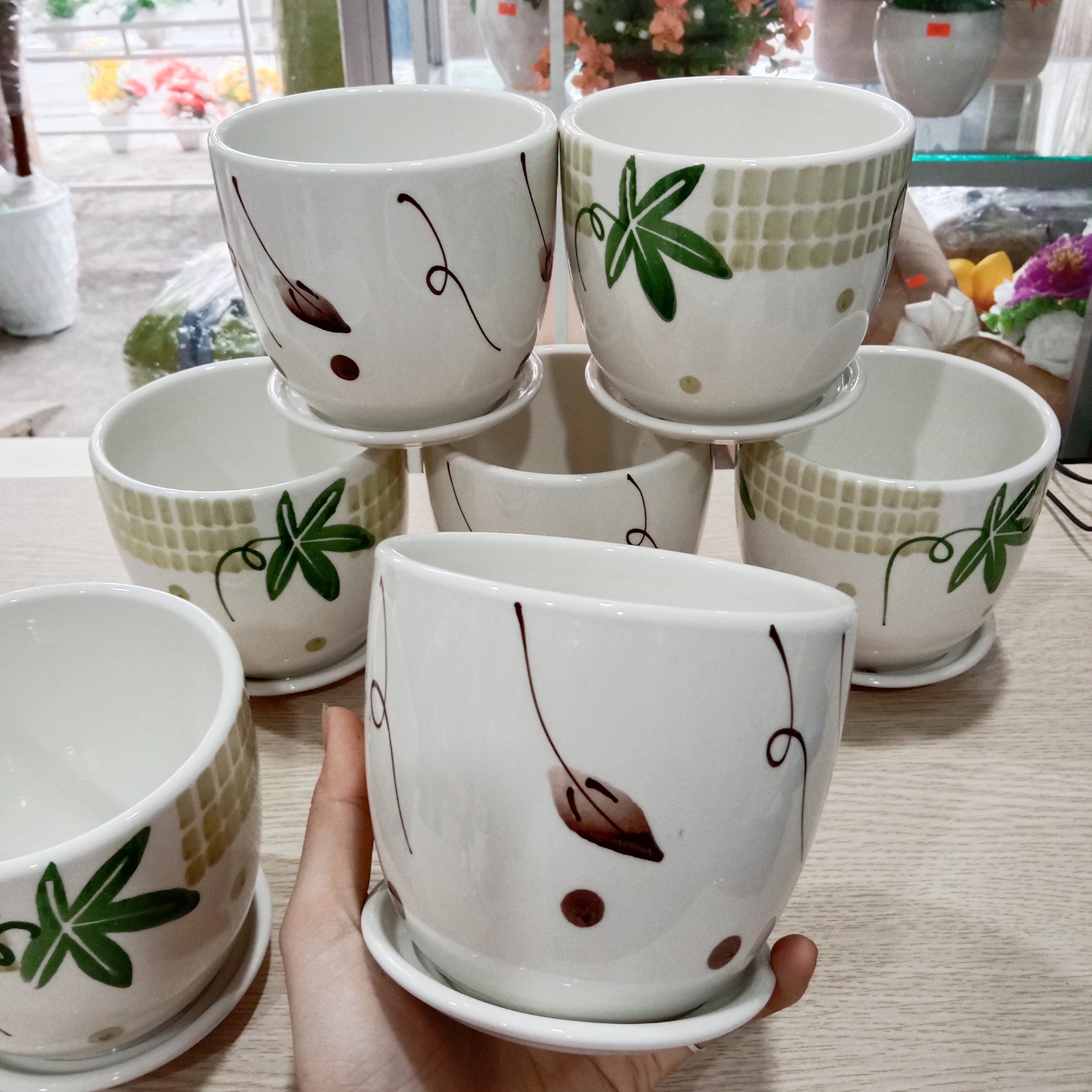 Chậu sứ cắm hoa giả hoặc tròng cây có dĩa hứng nước