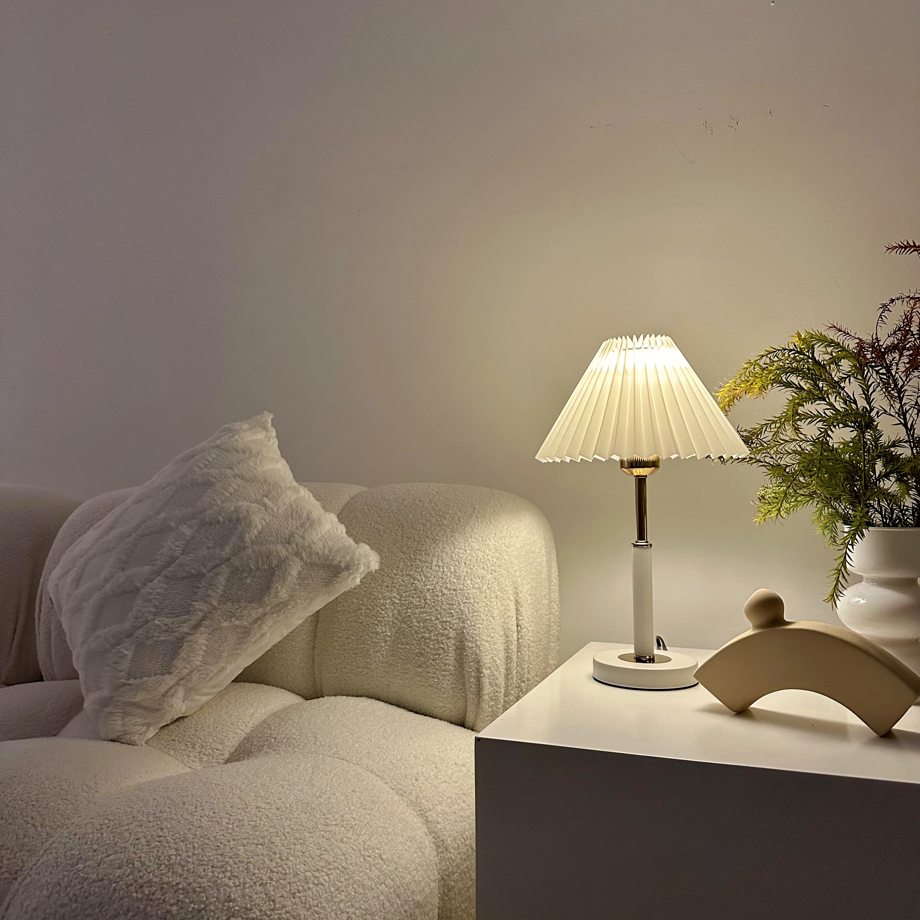 Đèn ngủ để bàn trang trí kim loại trắng vàng vintage chao xếp ly DBK002