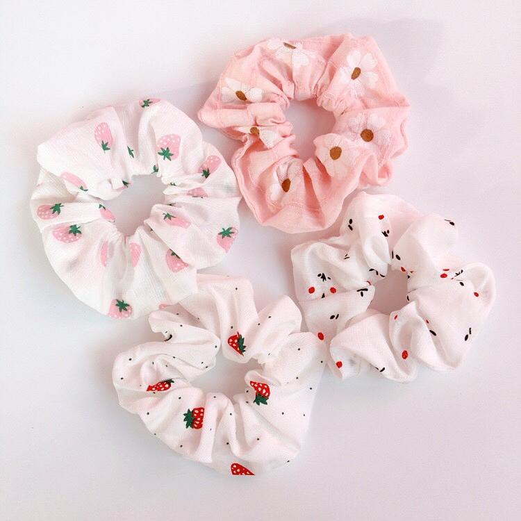 Combo 4 dây buộc tóc Scrunchies họa tiết như hình (Tặng kèm kẹp tóc ngẫu nhiên)