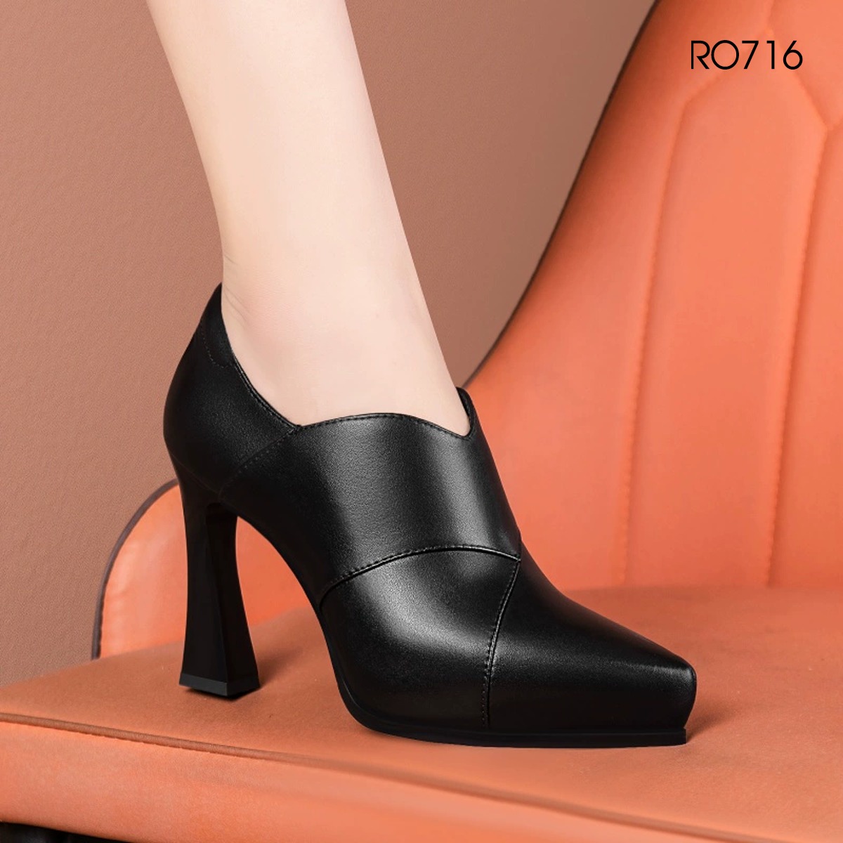 Boots thời trang nữ cổ V cao cấp ROSATA RO716- 10p - Đen - BKSTORE