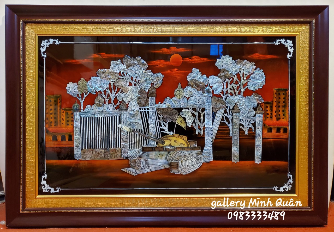 Tranh sơn mài khảm ốc -Xe tăng quân giải phóng húc đổ cổng dinh Độc Lập 30/04/1975