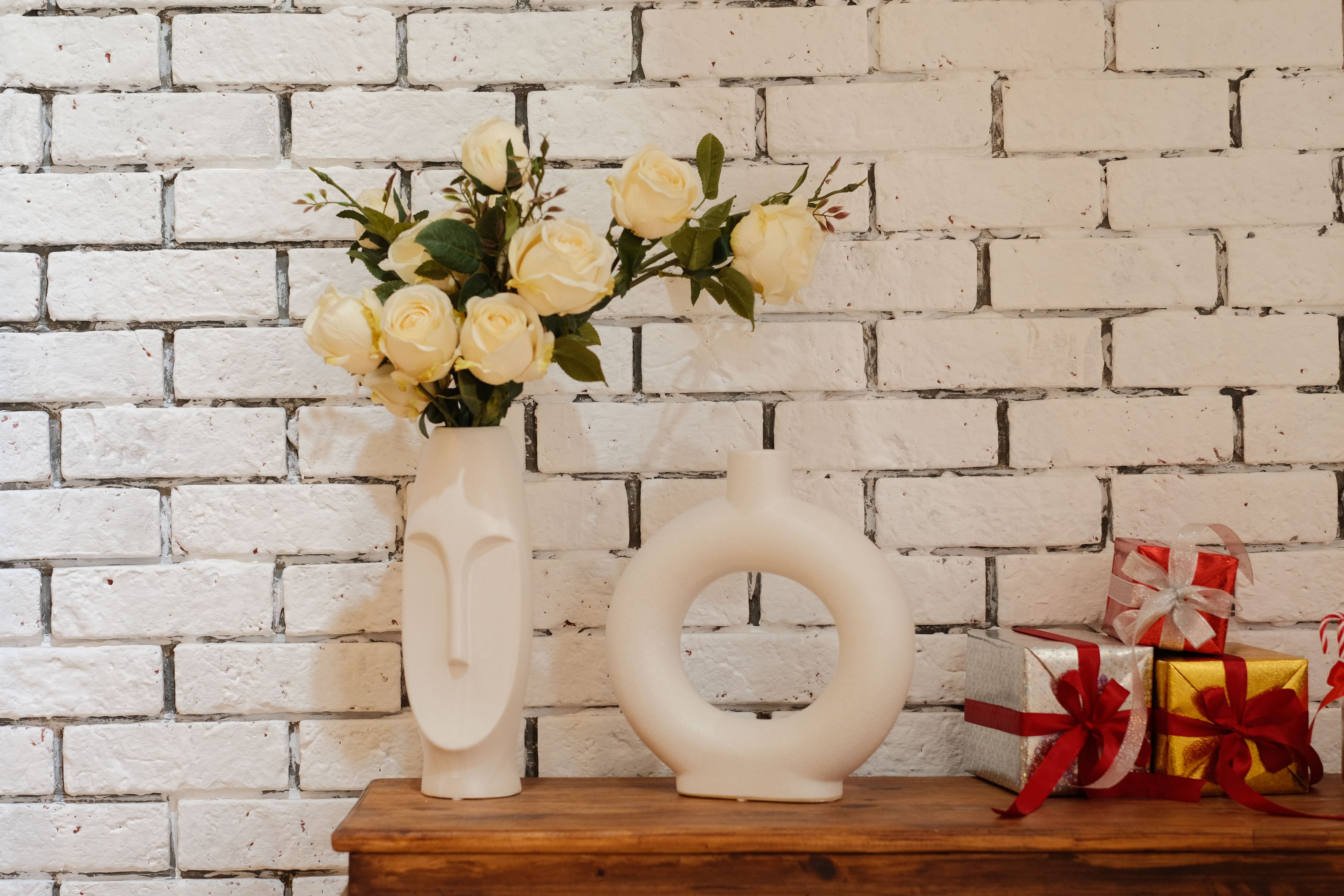 Tượng gốm sứ decor hình mặt người trang trí nhà màu trắng DS007