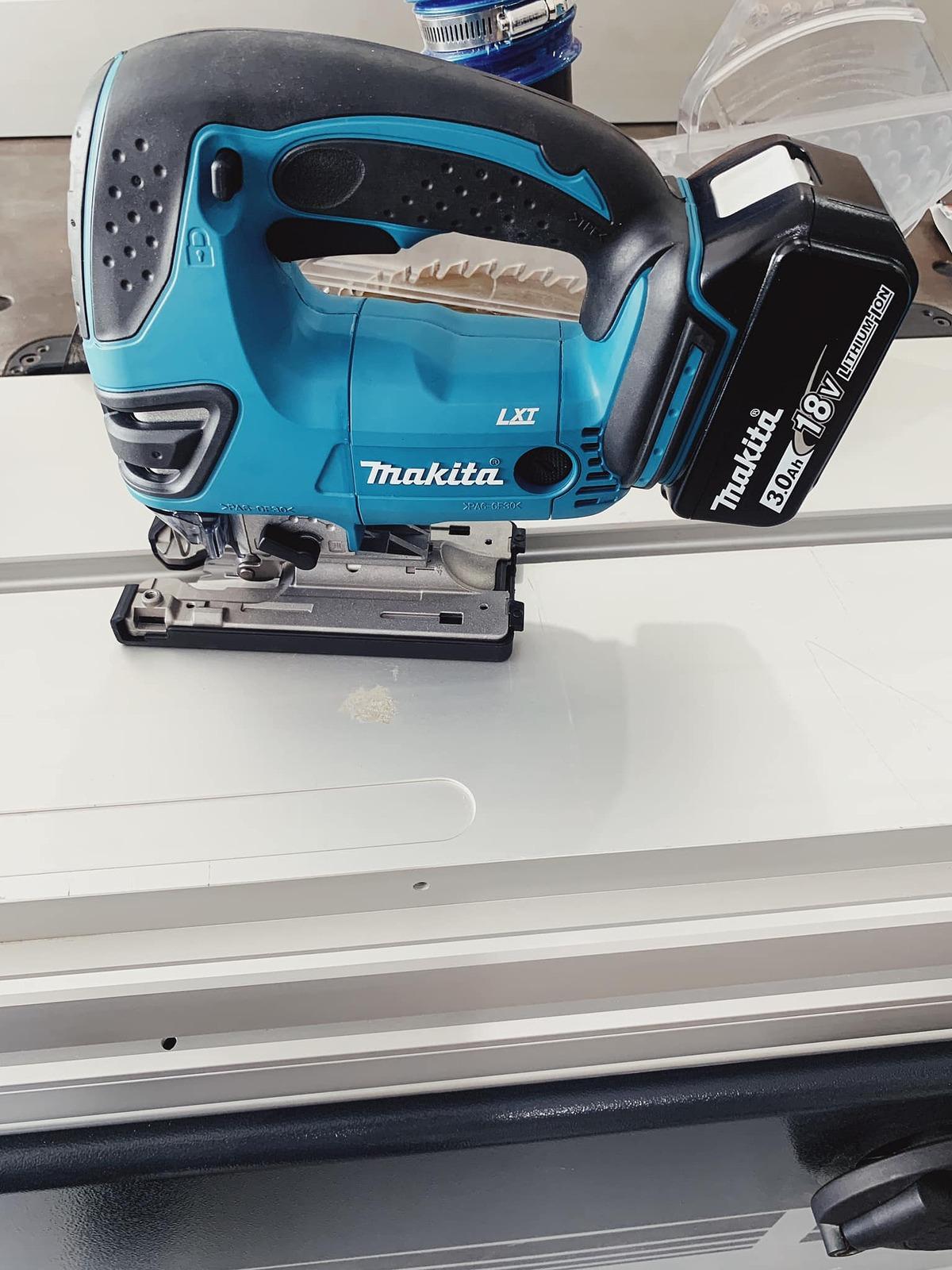 MÁY CƯA LỌNG DÙNG PIN MAKITA DJV180RFE - HÀNG CHÍNH HÃNG