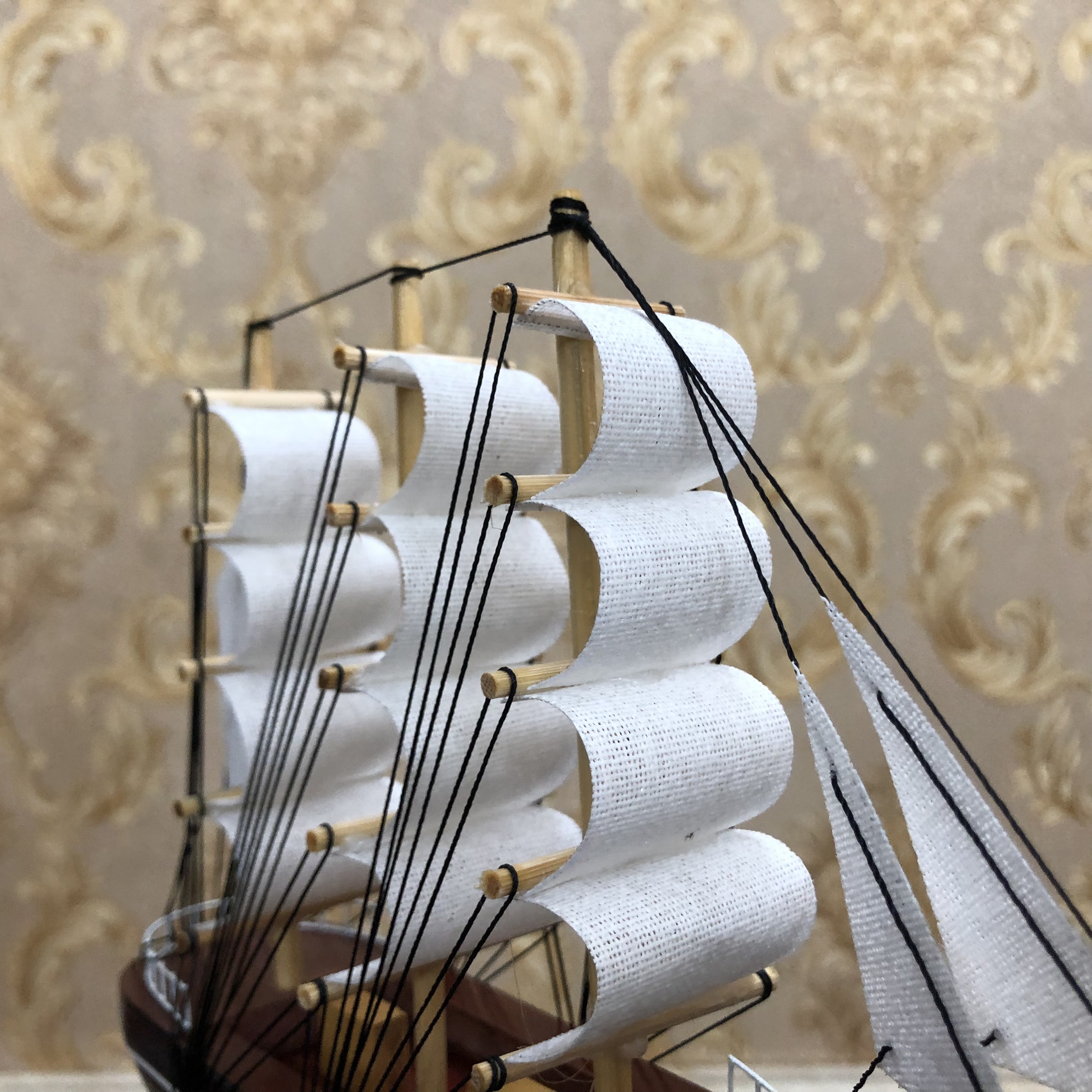 Tàu thuyền gỗ mô hình trang trí bàn làm việc kệ sách phòng làm việc - Dài 20cm - Buồm Trắng