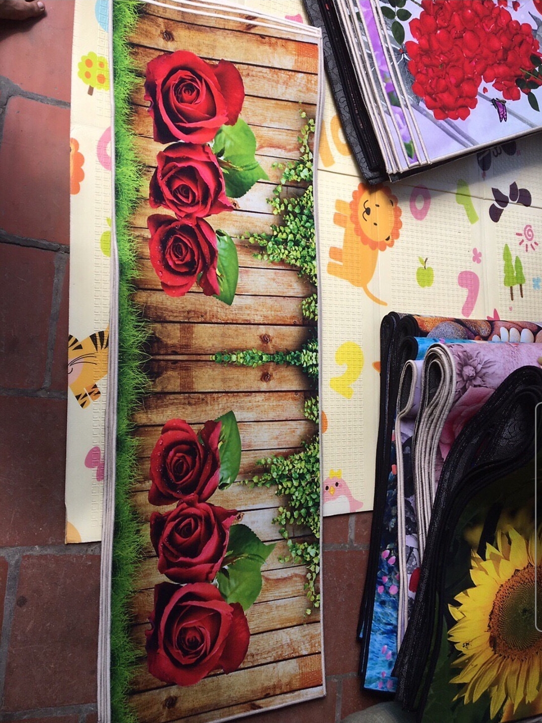 Bộ thảm bếp 2 món thảm hoa hồng- tặng kèm khăn mặt ngẫu nhiên