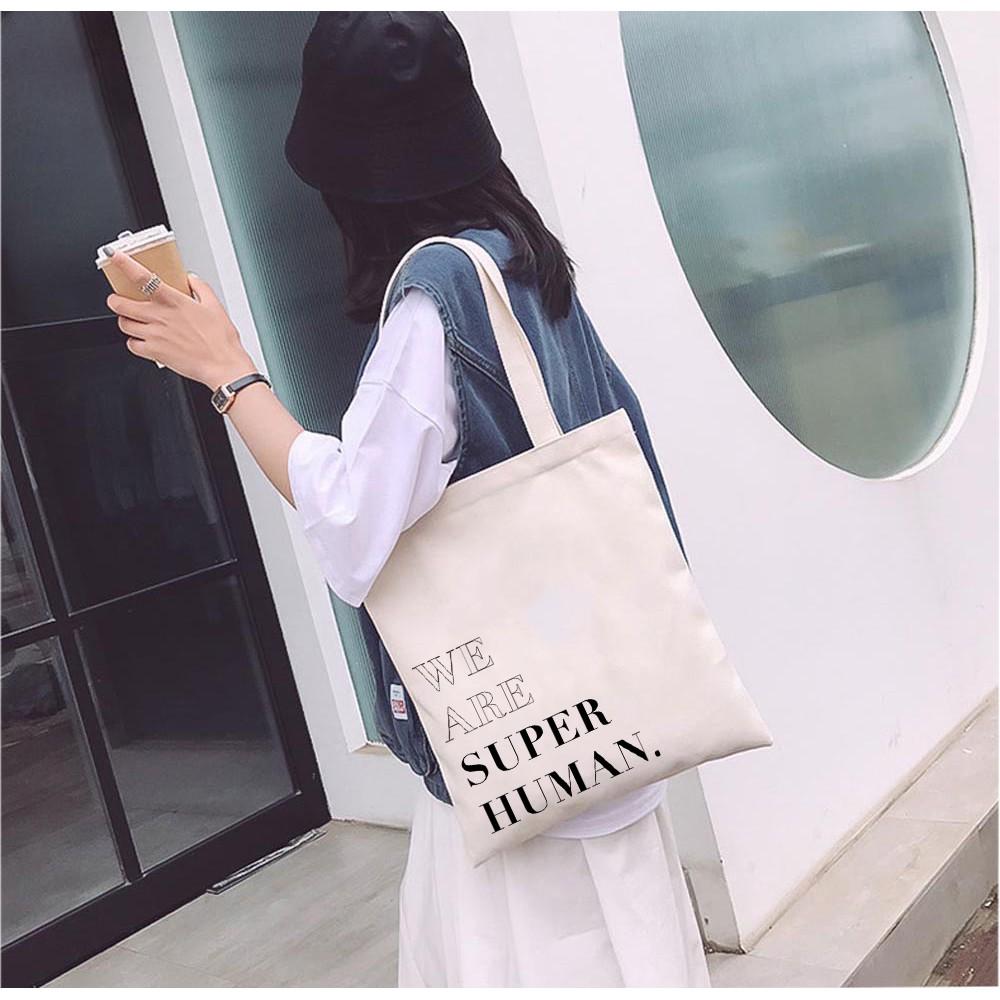 Túi Tote Vải Mộc Ginko kiểu basic có dây kéo khóa miệng túi đựng vừa laptop 14 inch và nhiều đồ dùng khác In Hình We Are Super Human M03