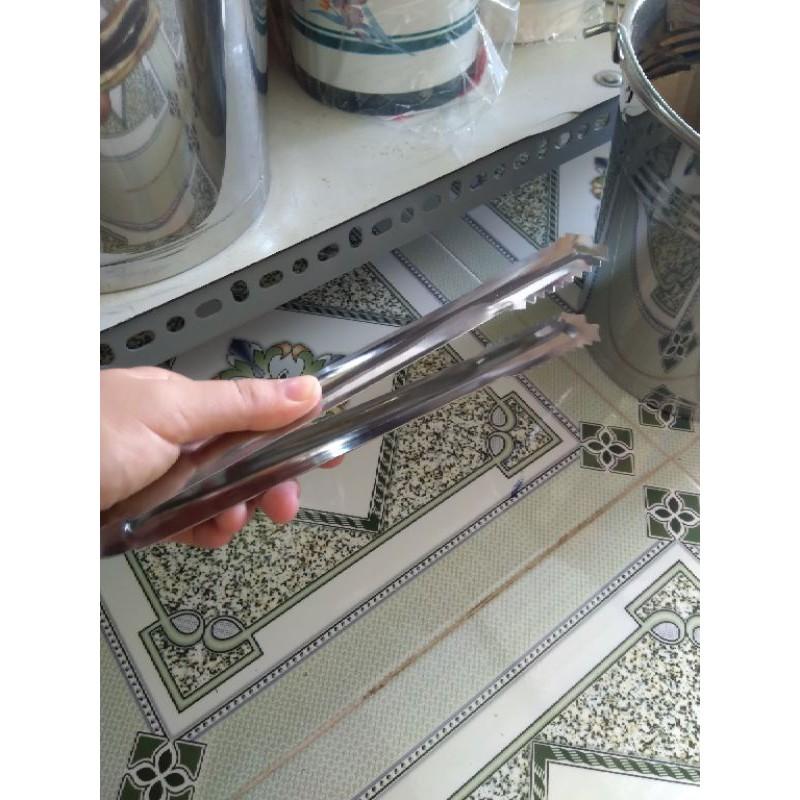 Cây gấp đá cục, thịt nướng, bánh