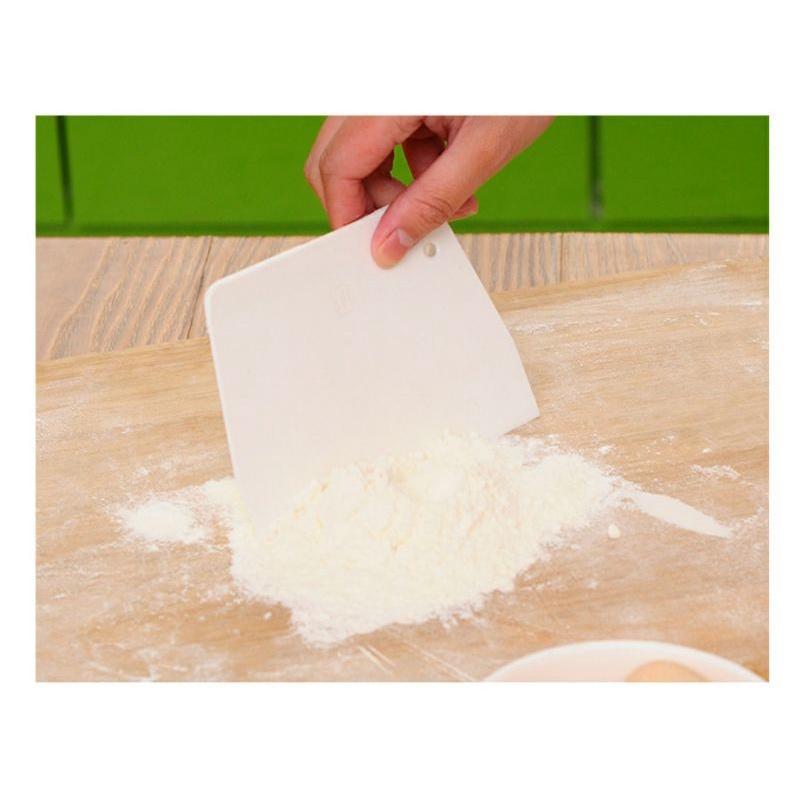 Dao vét, cắt bột làm bánh