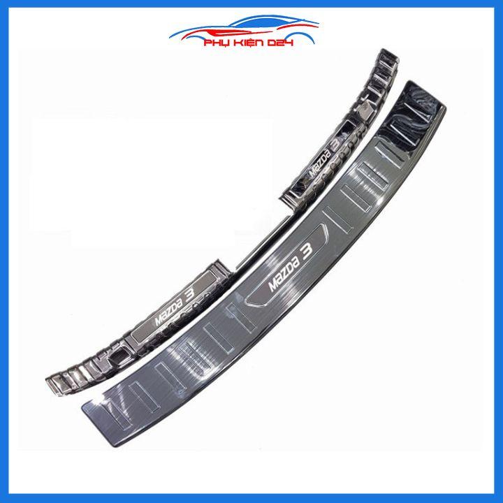 Ốp chống trầy cốp Mazda 3 2020 thép không gỉ vân titan bảo vệ xe chống va đập