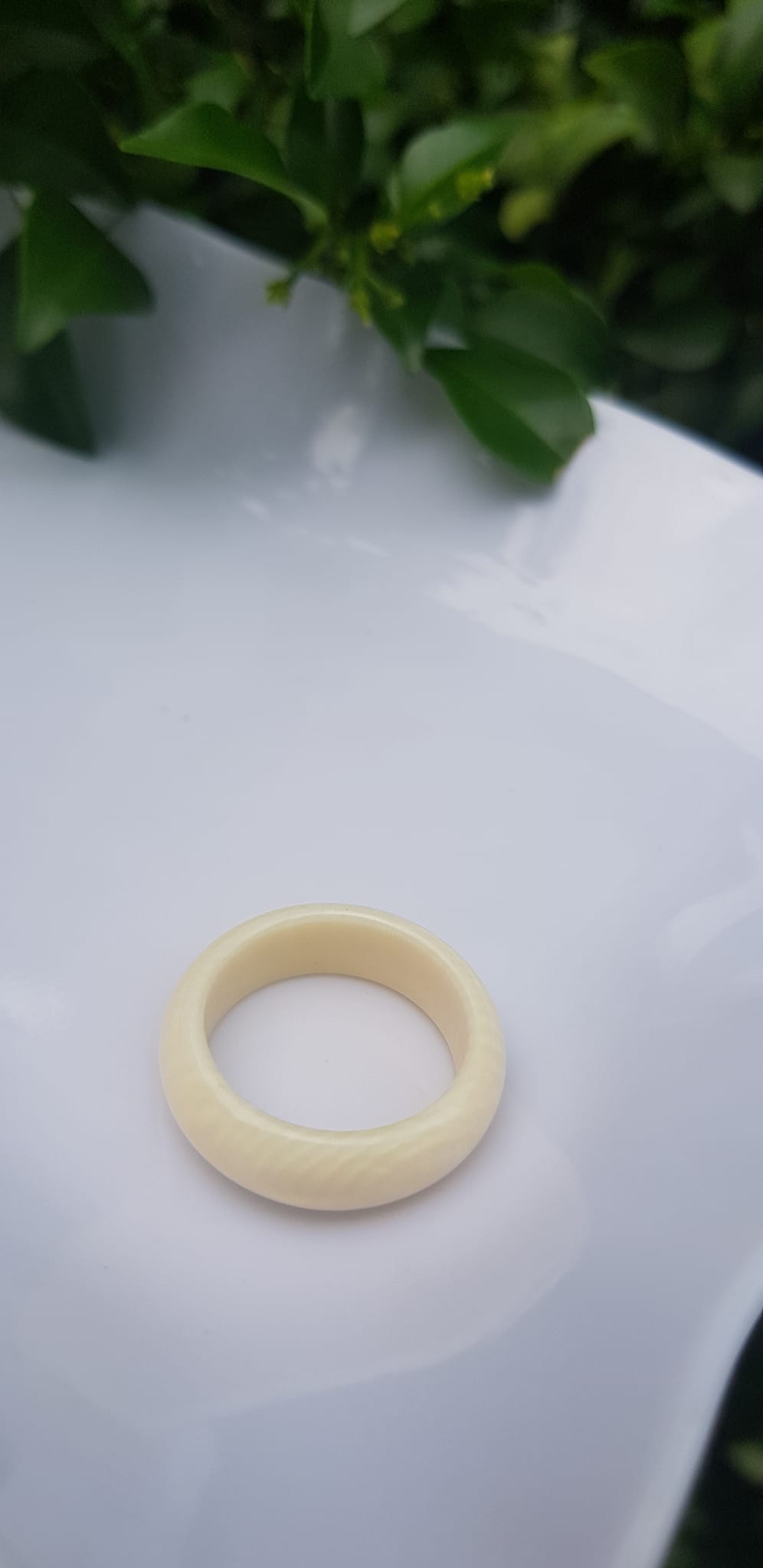 Nhẫn Nam tay nhỏ và nữ Nhẫn Ni 17mm x cao 6mm x dầy 3mm Màu trắng Ngọc Ngà vân tự nhiên đẹp sang tay ạ