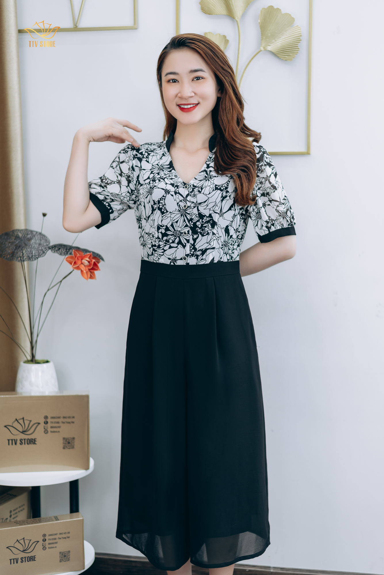 Jump lửng thiết kế trung niên cao cấp sang trọng Cổ trụ kết nút tay lỡ màu Đen hoa trắng TTV STORE TTV1310