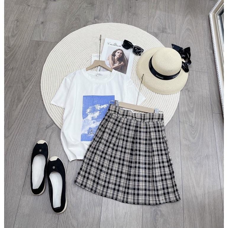 Set áo thun trắng kèm chân váy caro