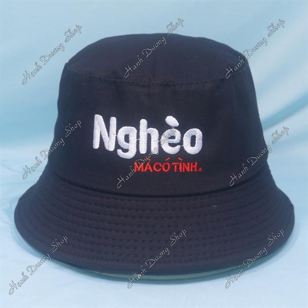 Nón tai bèo mũ bucket vành nhỏ thêu chữ Nghèo mà có tình - Đen