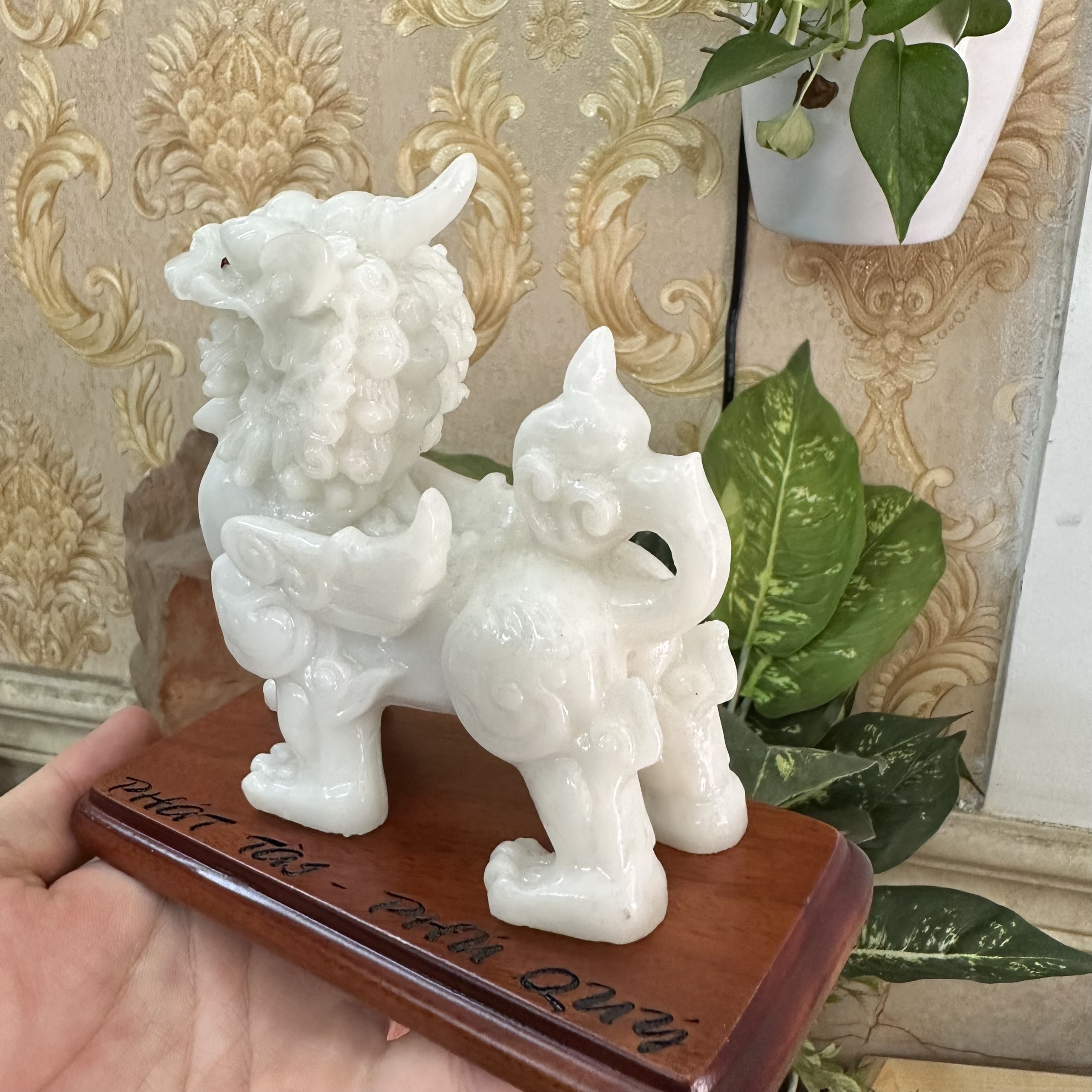 Tượng đá Linh Vật Phong Thủy Tỳ Hưu Trang Trí - Cao 12cm - Đế gỗ - Đá trắng non nước