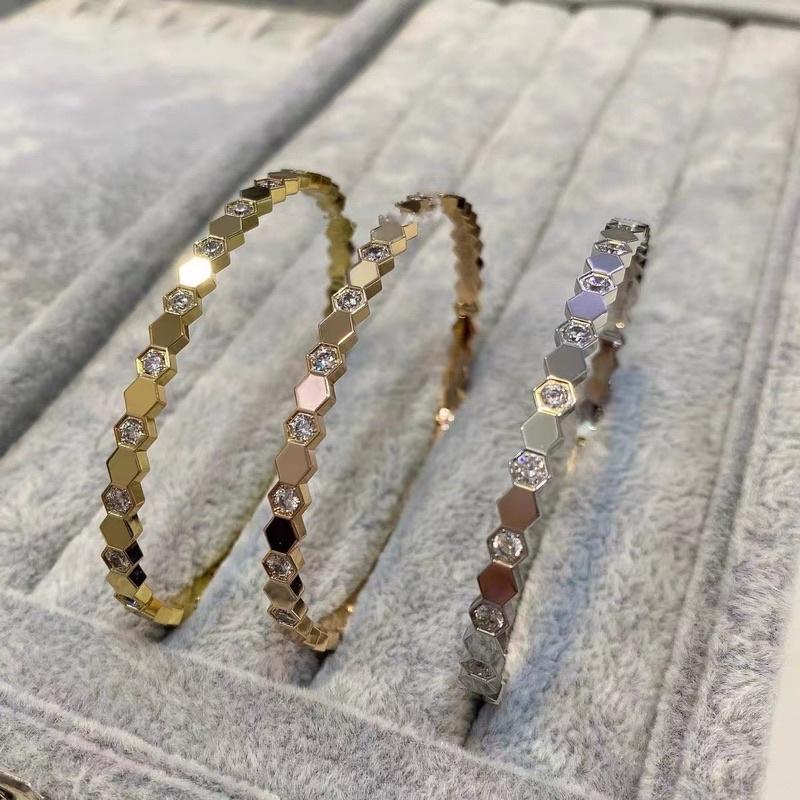 Vòng tay nữ cuff titan không đen tổ ong đính ngọc đẹp Ring House