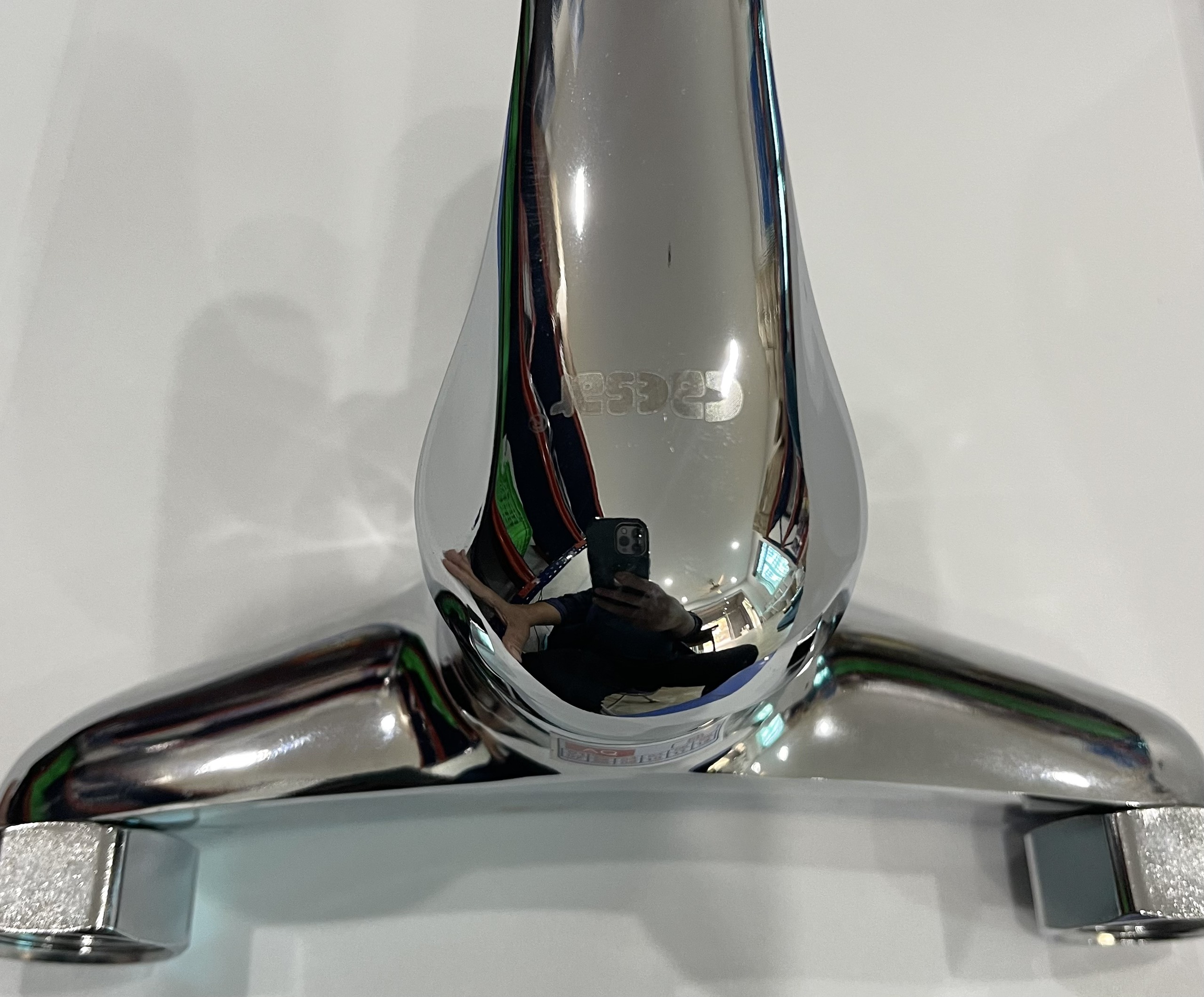 Sen liền tường, nóng lạnh. Vật liệu bằng hợp kim đồng, hợp kim kẽm mạ chrome bóng. Đẹp, dễ vệ sinh lau chùi. Phù hợp lắp đặt nhà tắm, các nơi công cộng.