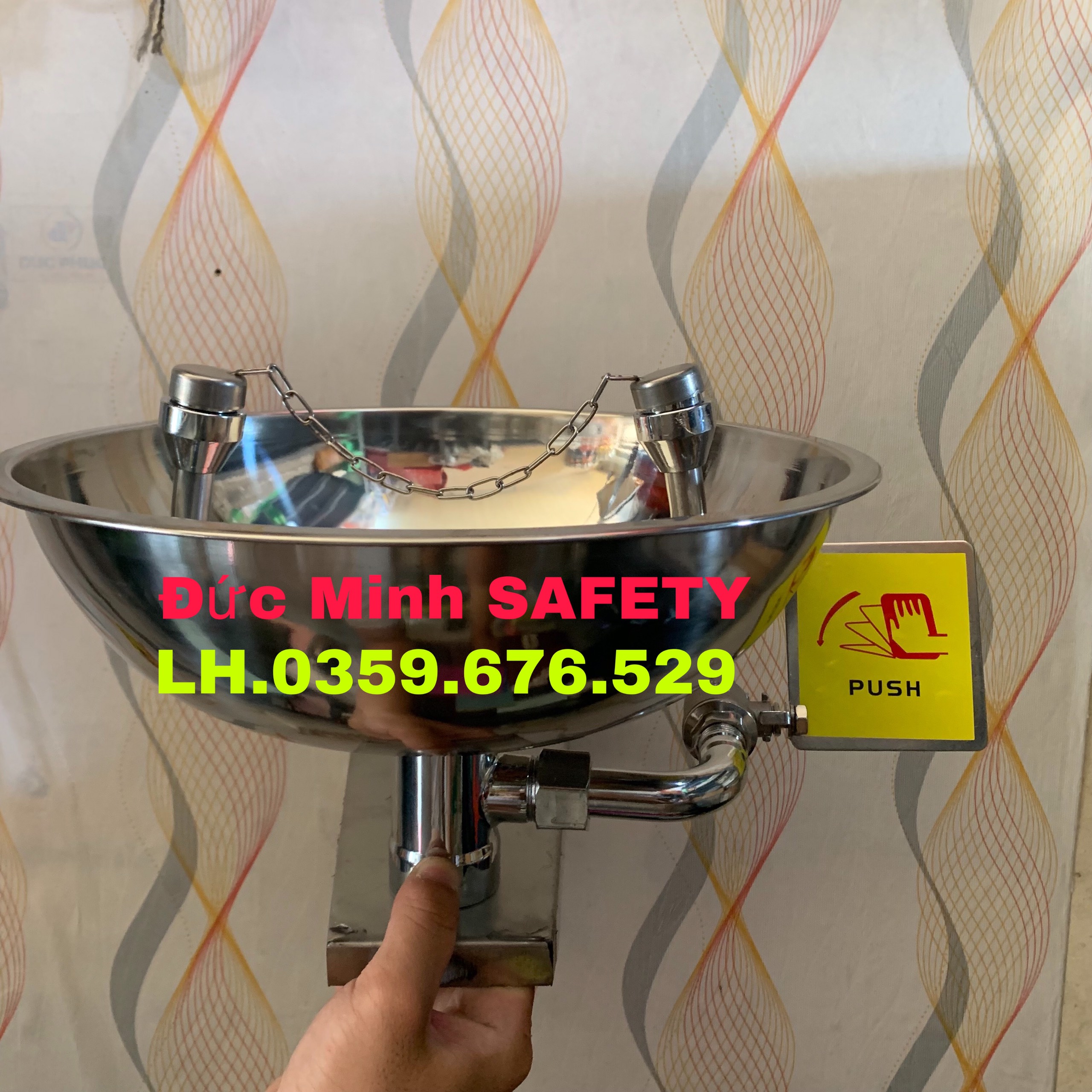 Chậu rửa mắt khẩn cấp gắn tường inox