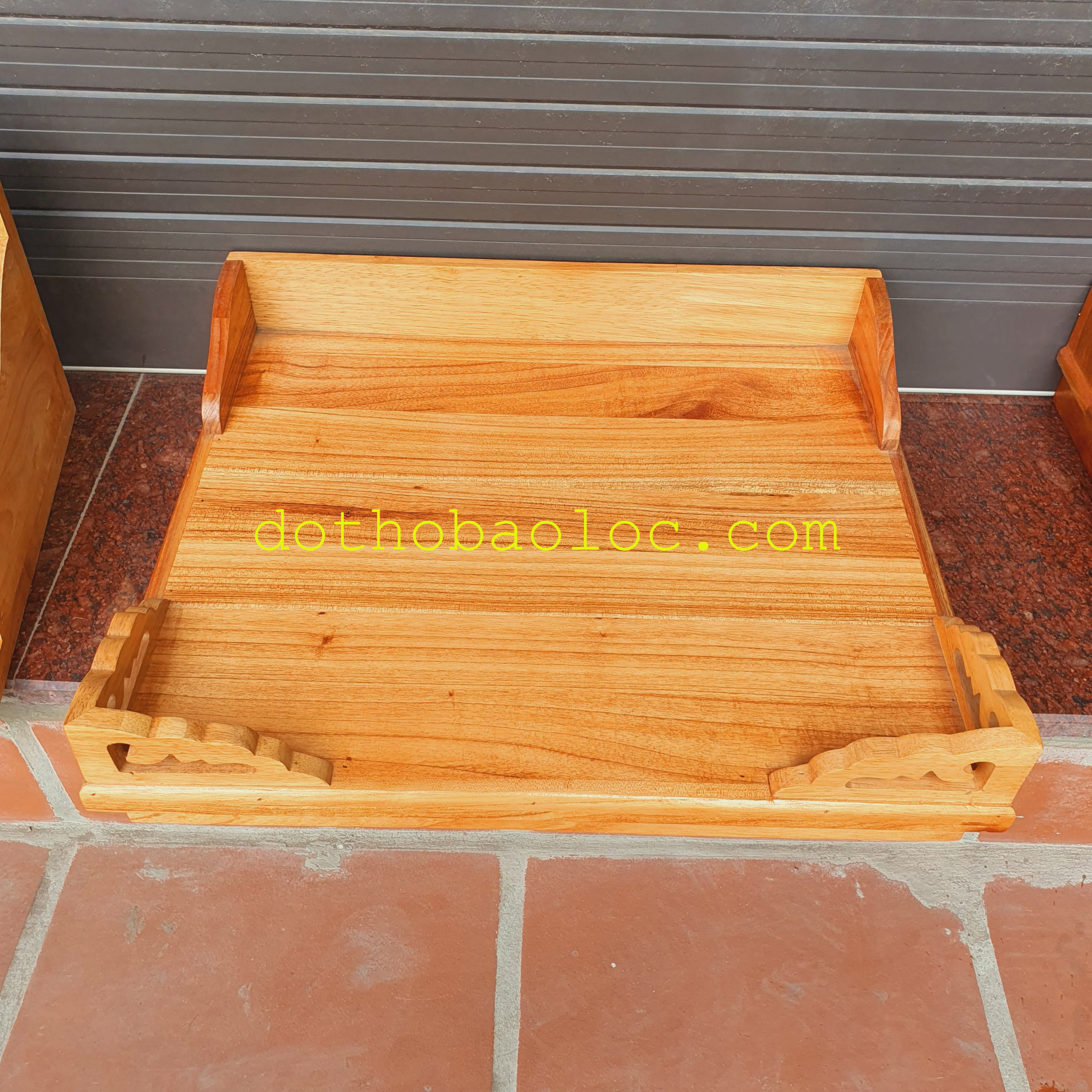 Bàn thờ treo tường gỗ xoan ngang 50cm 2 màu: vàng nhạt và đỏ - Kèm cặp eke gỗ