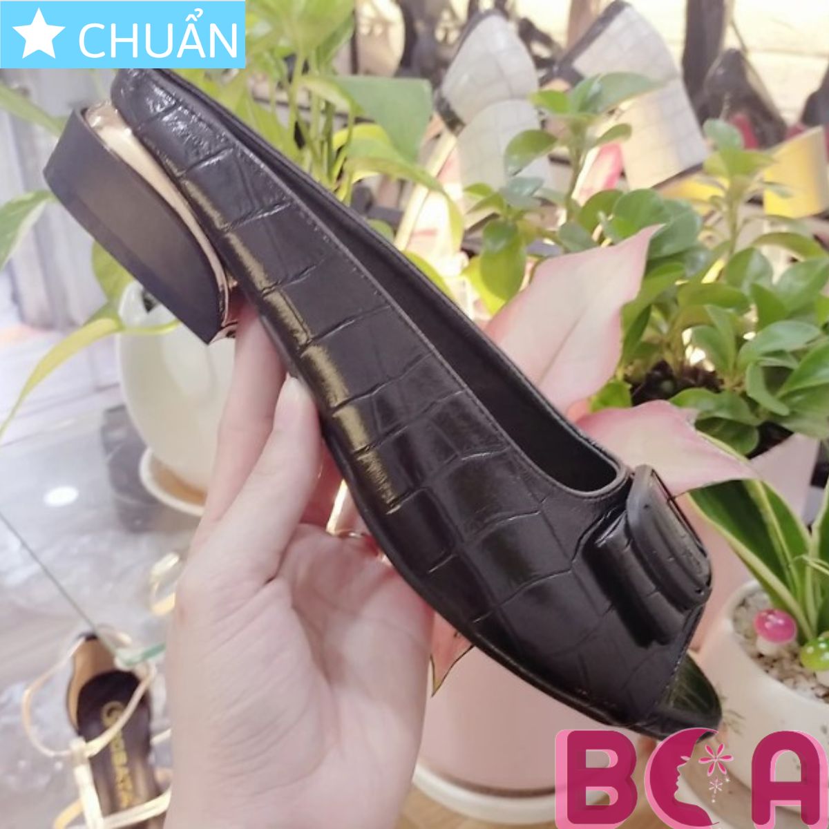 Dép sục nữ màu đen 2p RO381 ROSATA tại BCASHOP hở mũi, quai ngang có đính nơ vuông, vân nổi thời trang và sang trọng