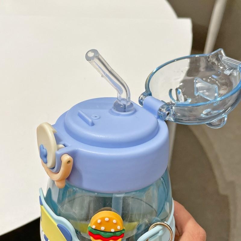 BÌNH NƯỚC NHỰA TRÒN BẦU HÌNH GẤU 600ML TÍCH HỢP ỐNG HÚT NẮP BẬT MỞ CHỐNG TRÀN KÈM DÂY ĐEO STICKER XINH XẮN ĐÁNG YÊU