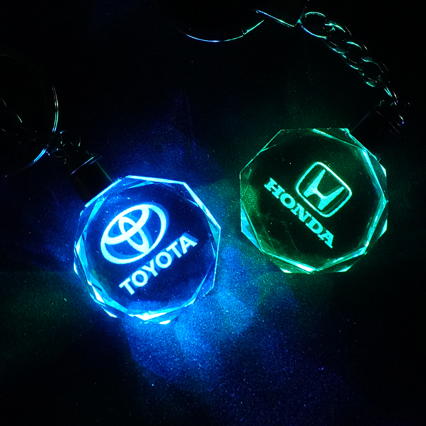 Móc khóa ô tô theo logo hãng xe, có đèn led nhấp nháy thay đổi màu