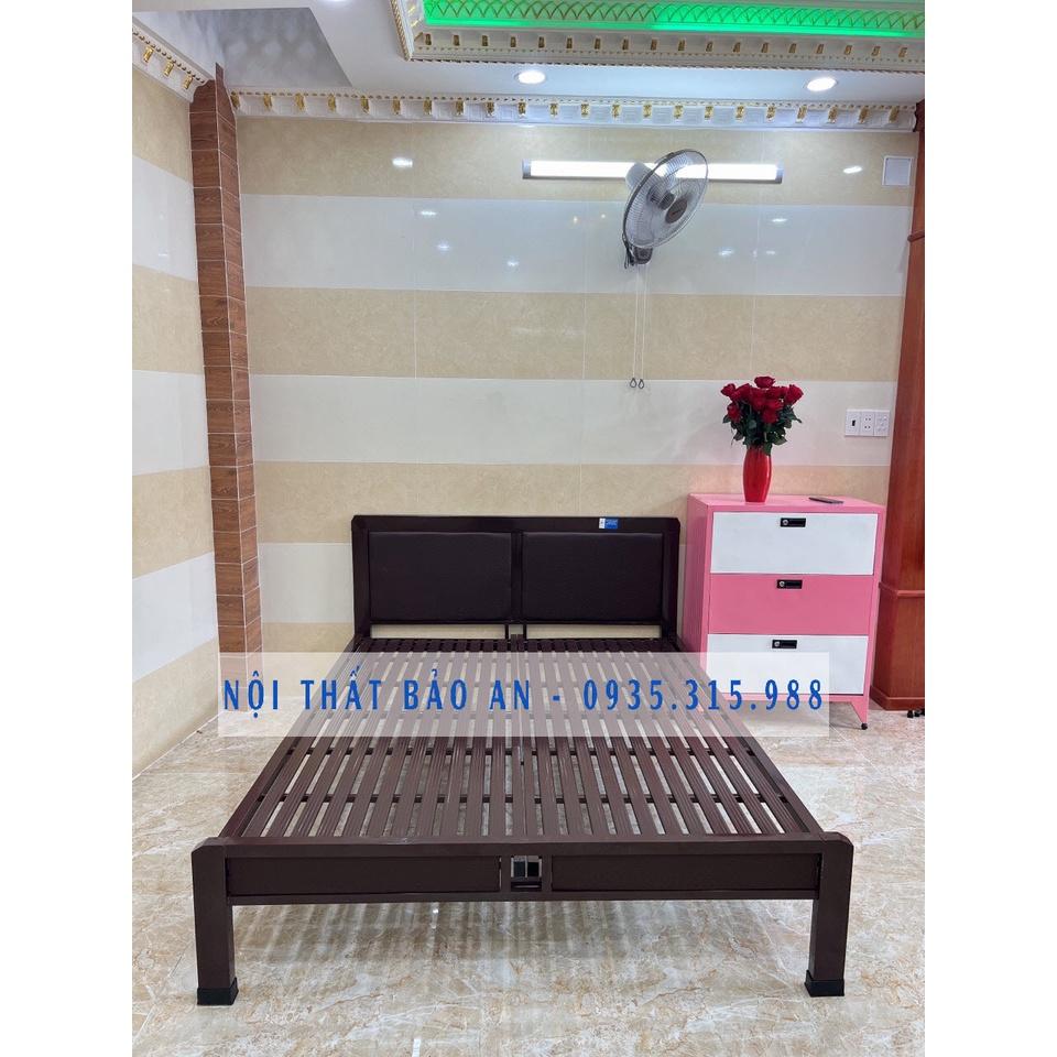 Giường sắt giả gỗ đầu vuông 1m8x2m