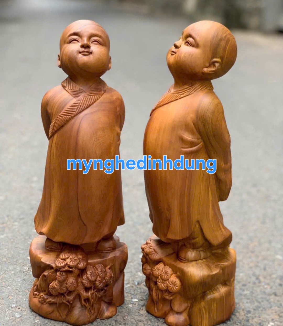 Tượng chú tiểu tùy duyên gỗ bách xanh thơm nức cao 30x11x9cm