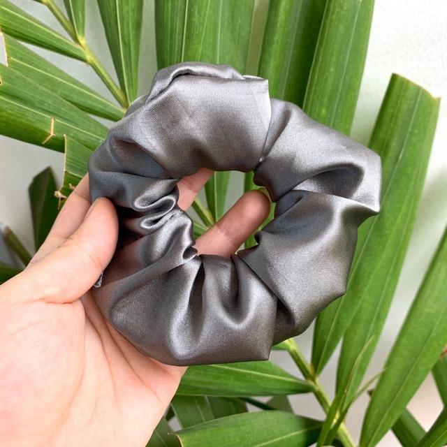 Cột tóc vải scrunchies màu trơn bóng