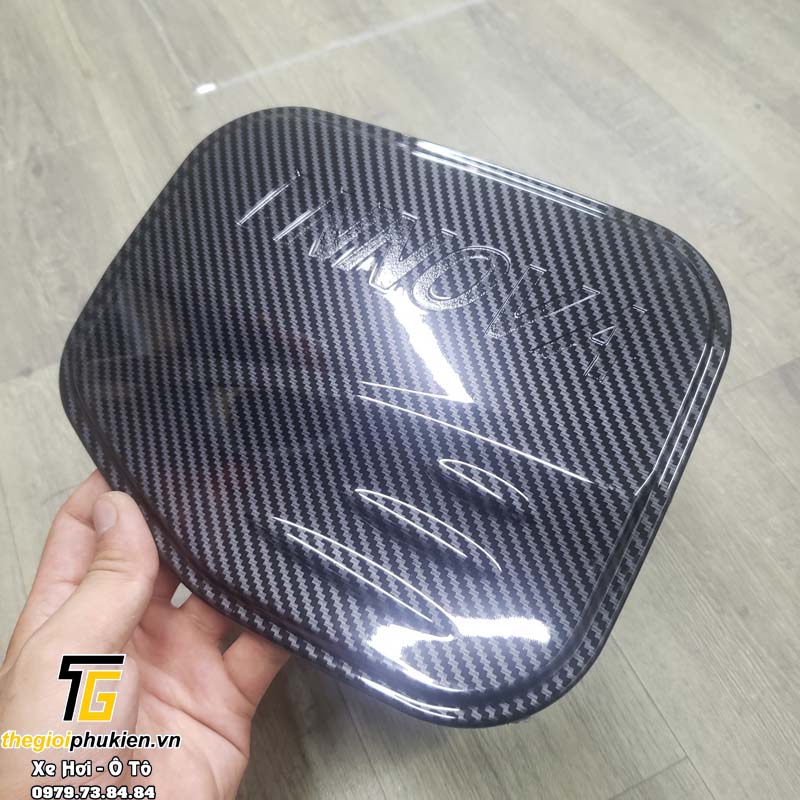 Ốp nắp bình xăng Toyota Innova 2017-2022 vân carbon, cacbon
