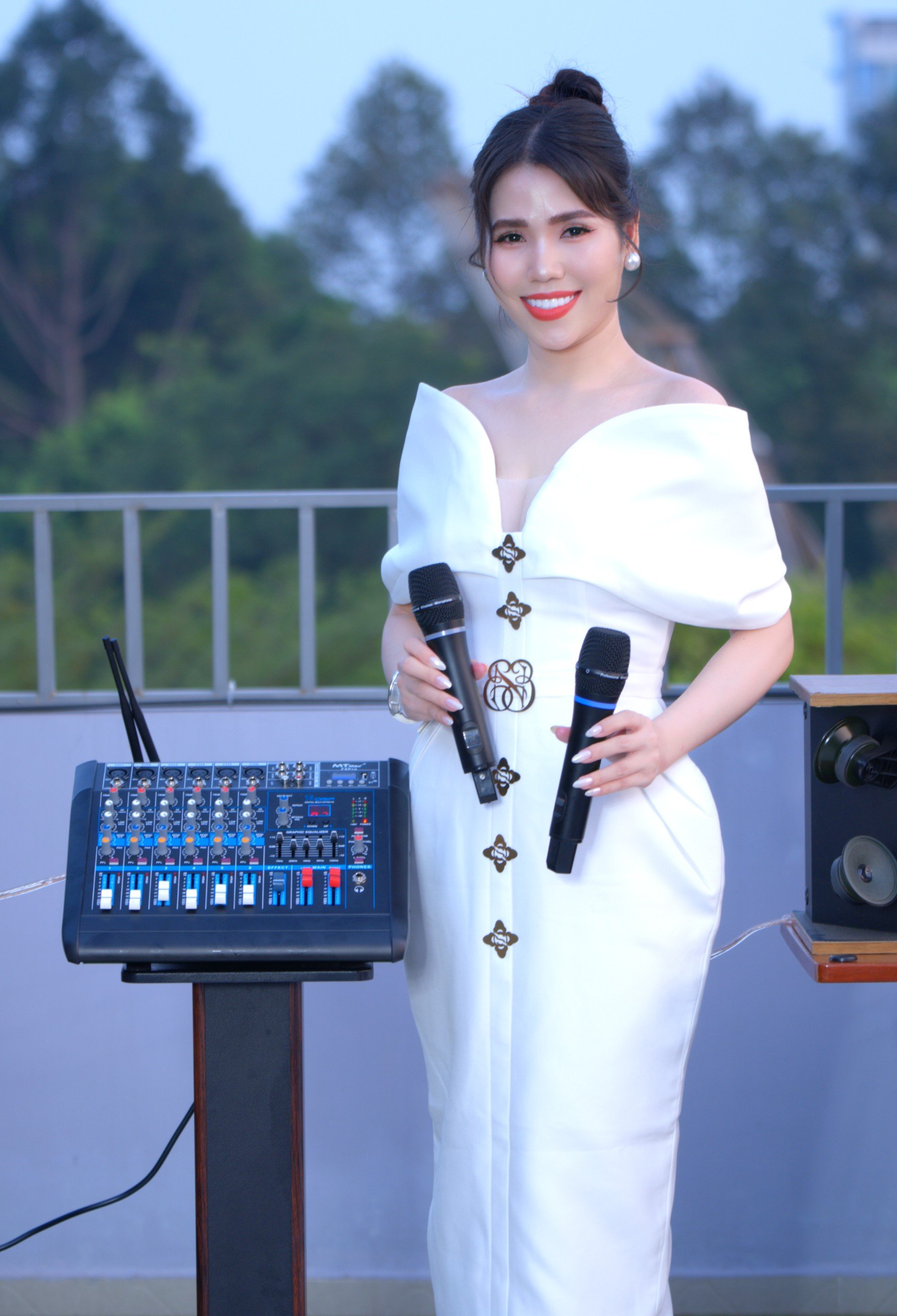 Hình ảnh Mixer MTMax F9 Pro liền công xuất chuyên nghiệp tích hợp nhiều chức năng EQ reverb delay echo 16 chế độ kèm 2 micro không dây hàng chính hãng